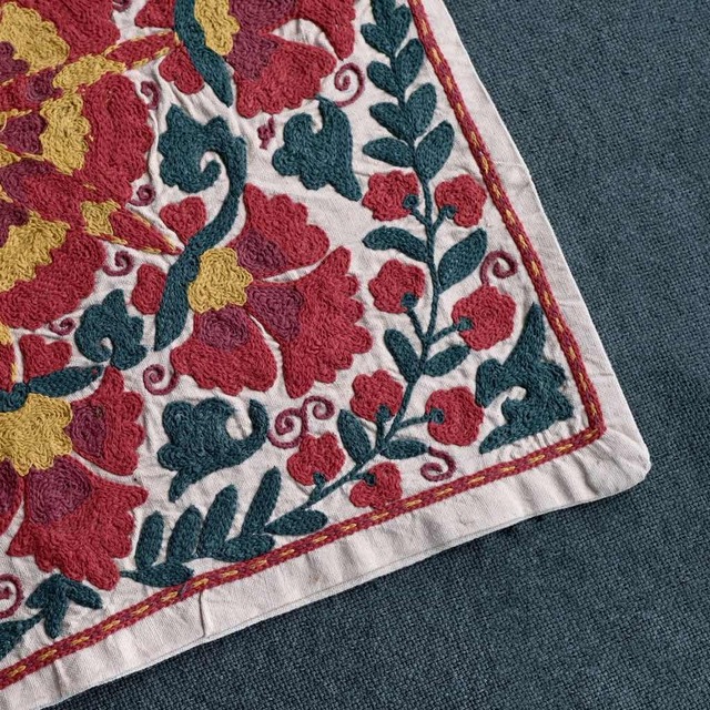 ［ ウズベキスタンからの贈り物 ］スザニ刺繍クッションカバー レッド｜シルク 赤系 花柄 民族刺繍 雑貨屋