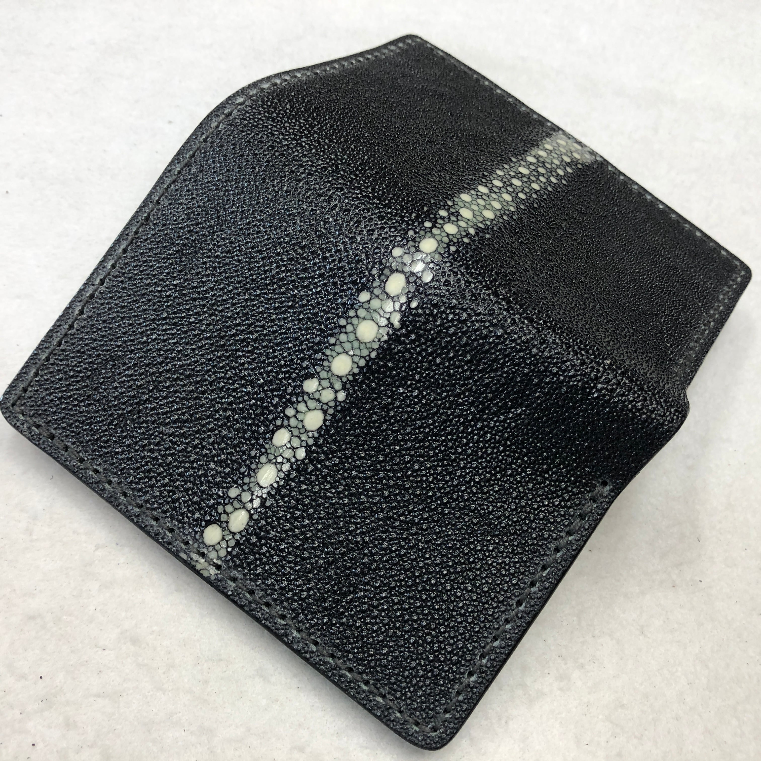 ST08 スティングレイ エイ革（ガルーシャ）2つ折り財布 ブラック（連石