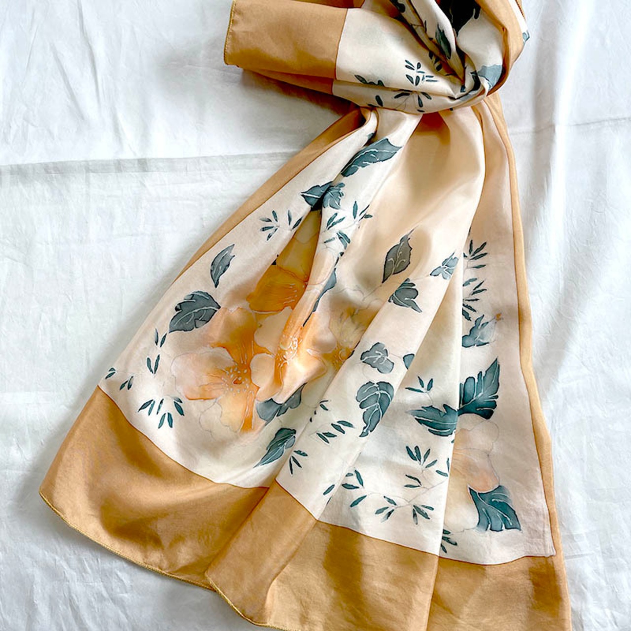 スカーフ 優しいトーンの山吹色深緑 花 芙蓉 12ACdg16-2