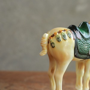 気品漂う、磁器の白馬
