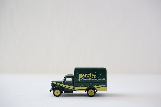 フランス ヴィンテージ perrier ペリエ ミニカー Corgi BEDFORD 30 CWT VAN N-03645