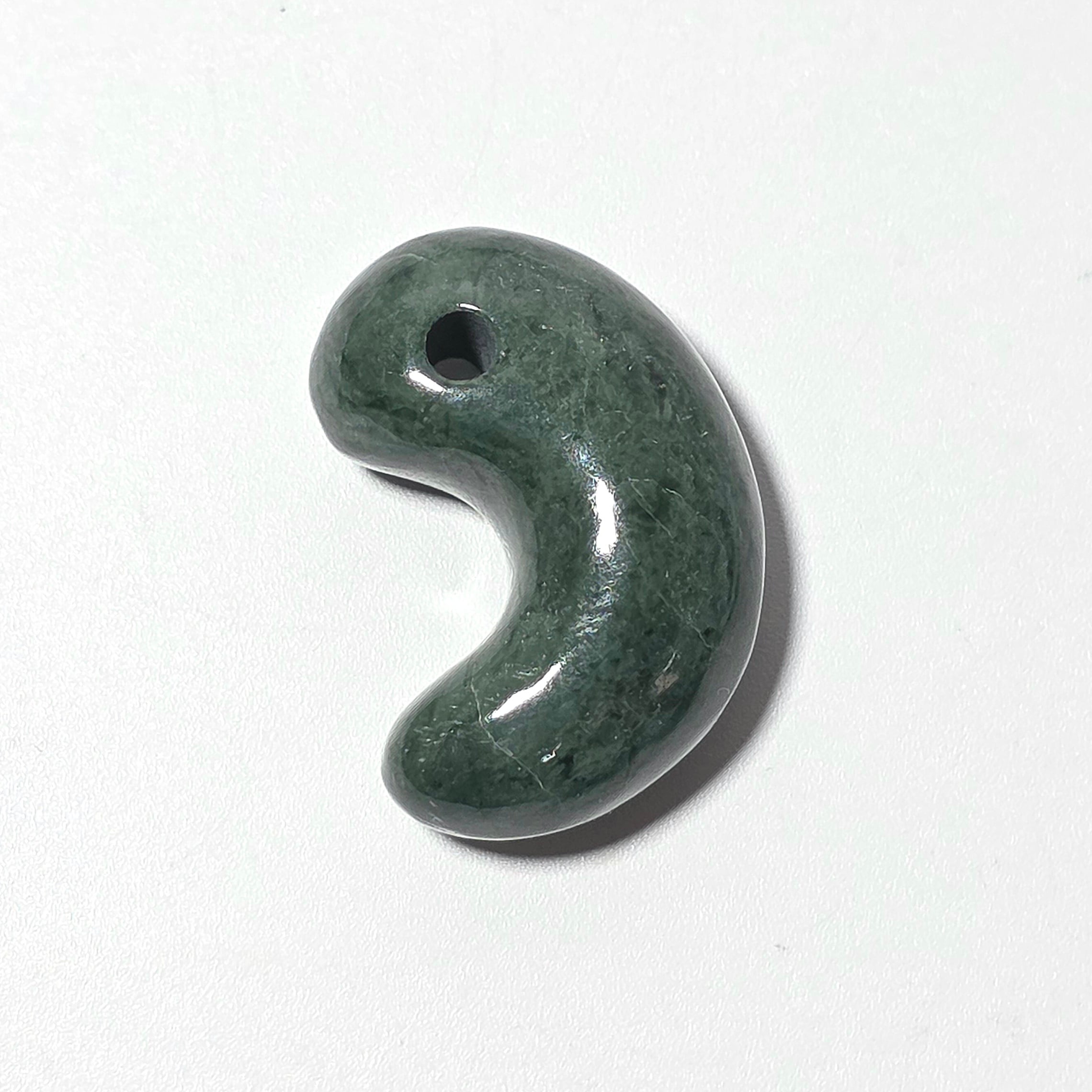 勾玉 | 糸魚川翡翠工芸家 赤羽可行BASE