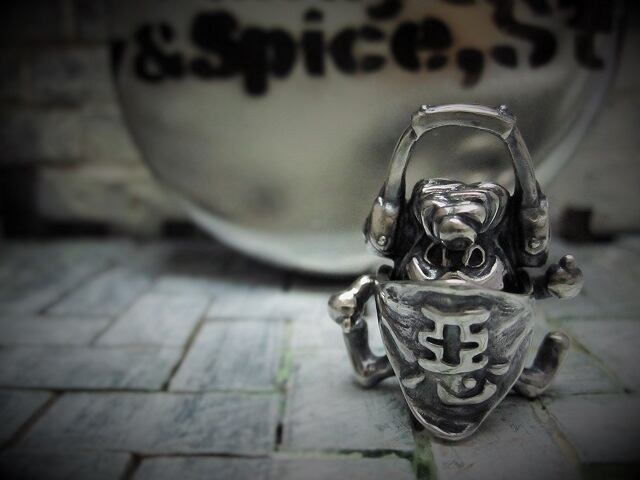 衝撃度100%“極厚”漆黒の手彫り木札で着飾ろう◇メガサイズ 両面 黒檀◇