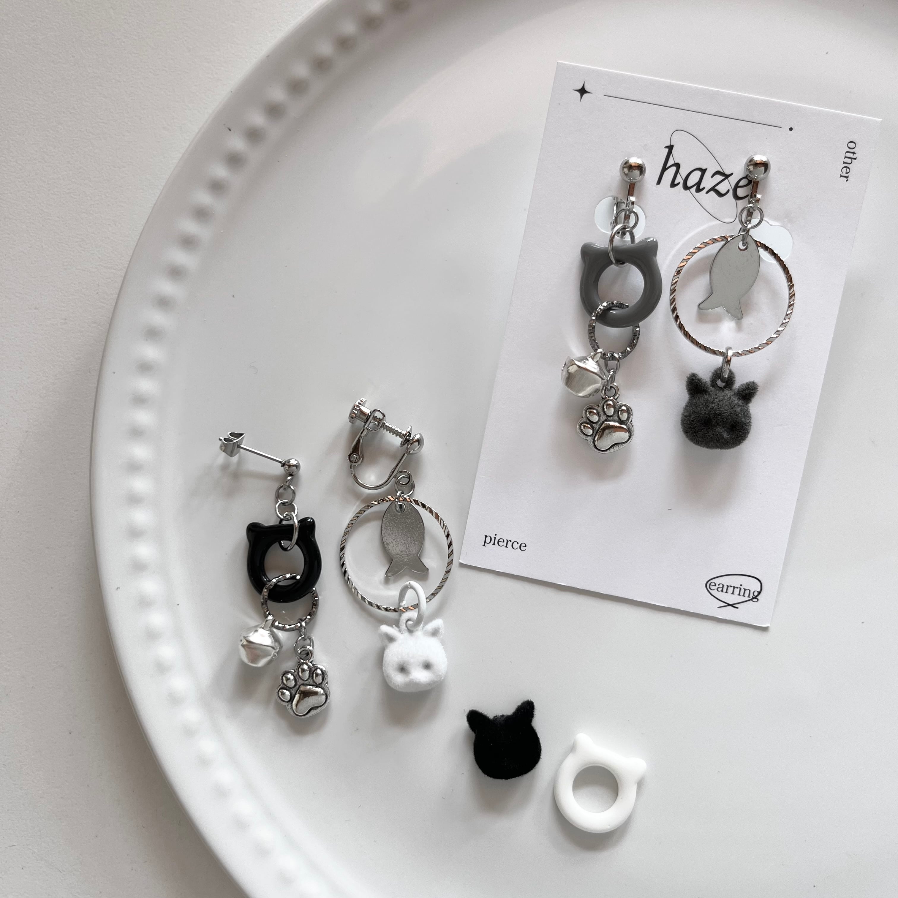 ーBlack or White or GrayーCat motif .鈴ピアス/イヤリング | h a z e