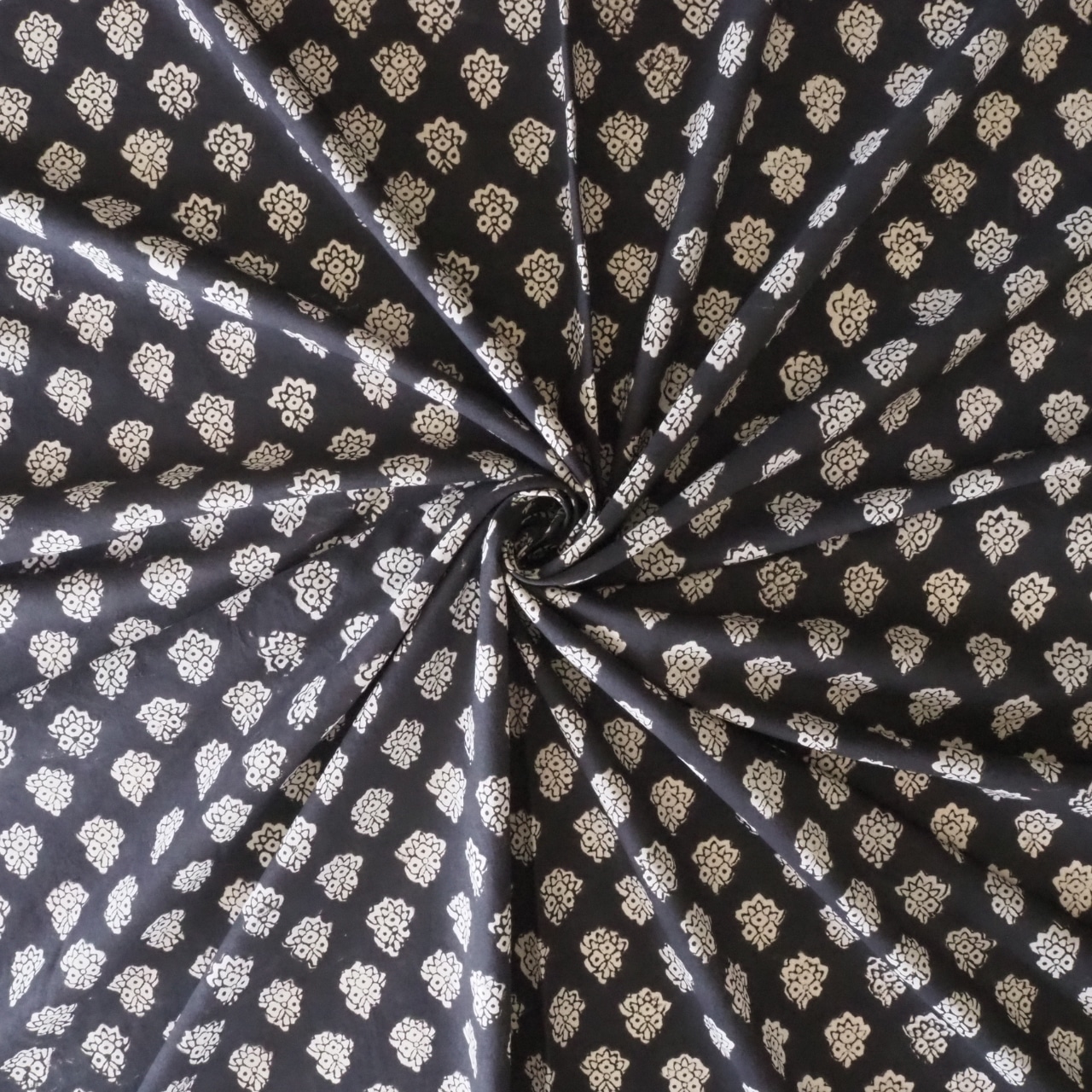 ブロックプリント生地【50cm単位】インド綿 小花柄 黒×生成り #37910-BK1