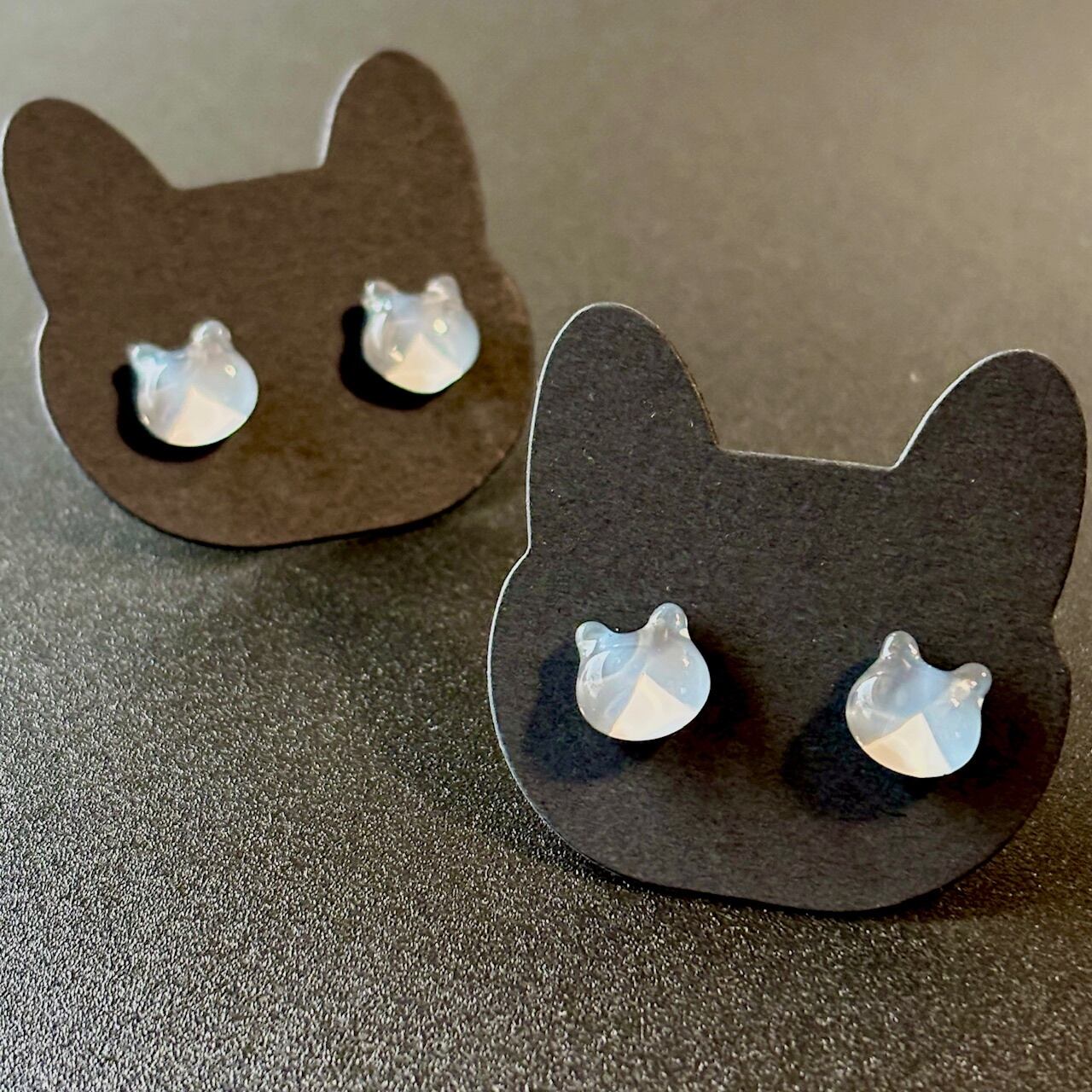 ガラスのハチワレ猫 グレー×白 小粒 シンプルピアス／イヤリング | 猫