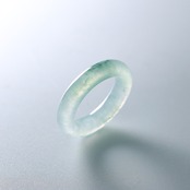 【9.5号】透明の中にふわっとワンポイントグリーンが！くり抜き甲丸リング A貨翡翠 jd_rg1729