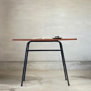 アイアン脚のテーブル