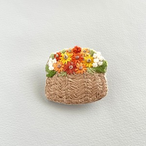 【黄花コスモス】花かご刺繍 ブローチ　秋色