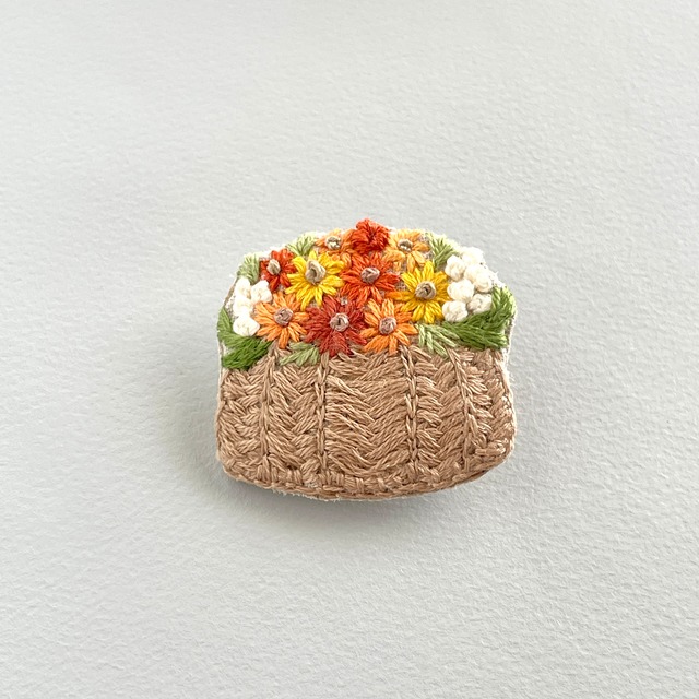 【黄花コスモス】花かご刺繍 ブローチ　秋色