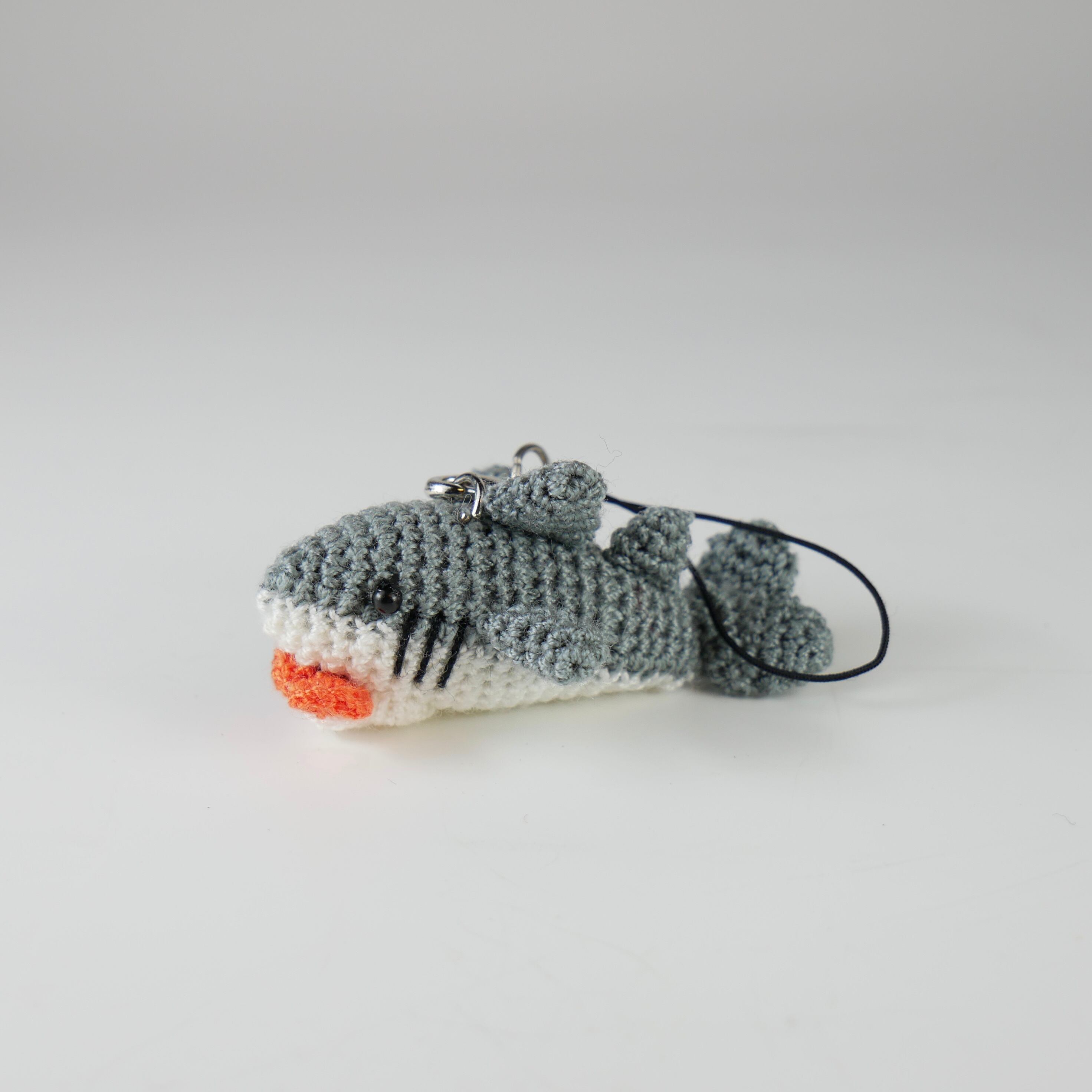 サメ グレー 編みぐるみストラップ | サファリマーケット