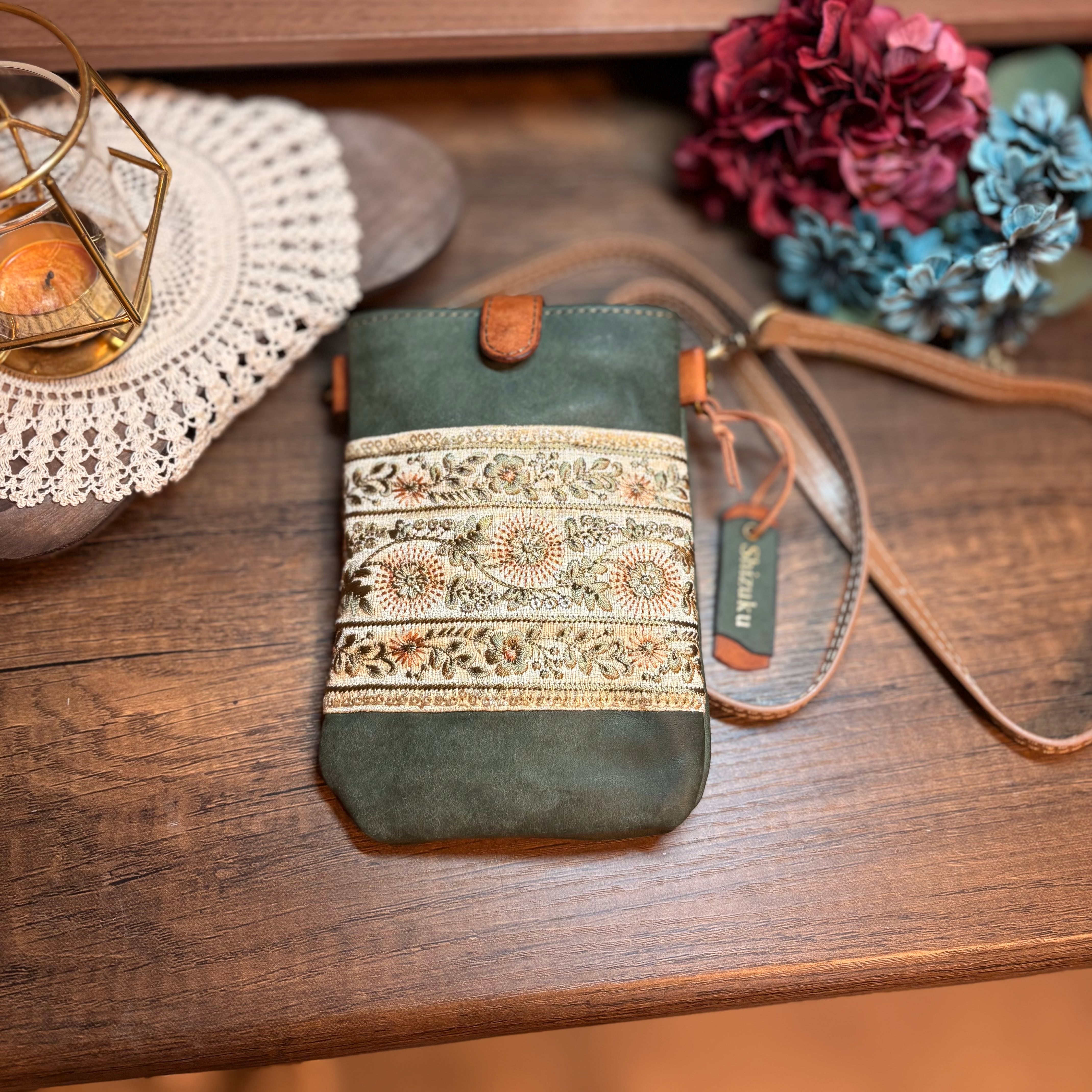 刻印名入れタグ付き】インド刺繍リボンとレザーで作ったスマホ