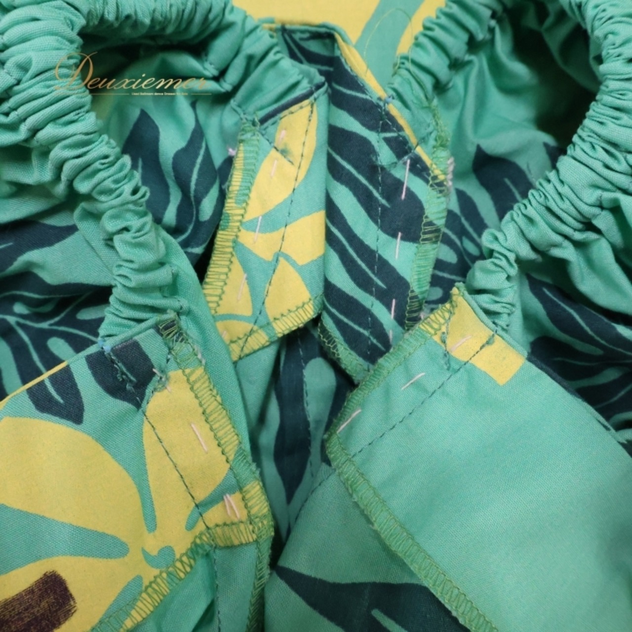 フラダンス 衣装 ワンピース ドレス グリーン系 アシンメトリー パフスリーブ フリル ティアレ柄 ラウアエ柄 かわいい 華やか 鮮やか 明るい 緑 黄 ハワイアン アロハ ハワイアンプリント フラ ダンス レッスン 練習 イエロー系 おしゃれ レディース