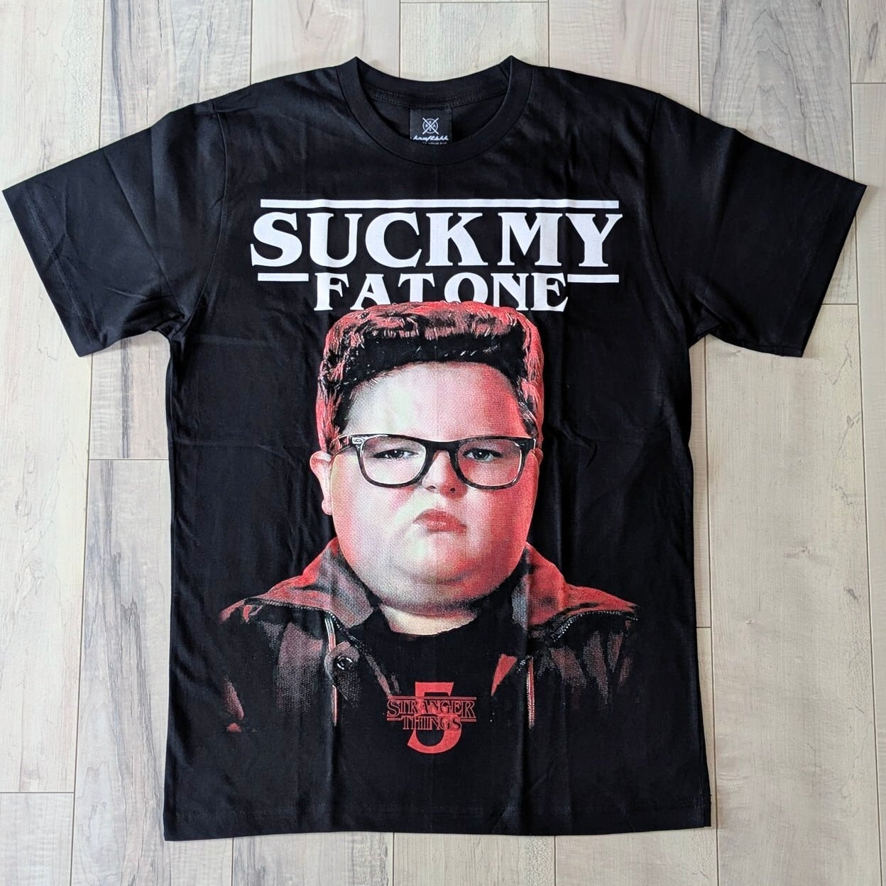 【 Stranger Things / ストレンジャーシングス  】『 SUCK MY FAT ONE 』 デレク Tシャツ / ストレンジャーシングス Season5〚アメリカン雑貨 アメトイ〛