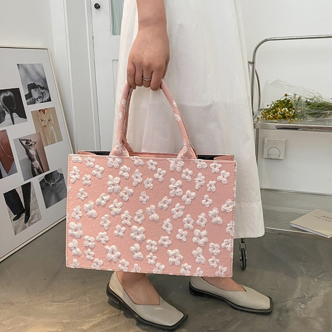 送料無料】トートバッグ 3色展開 ピンク ホワイト ブラック 刺繍