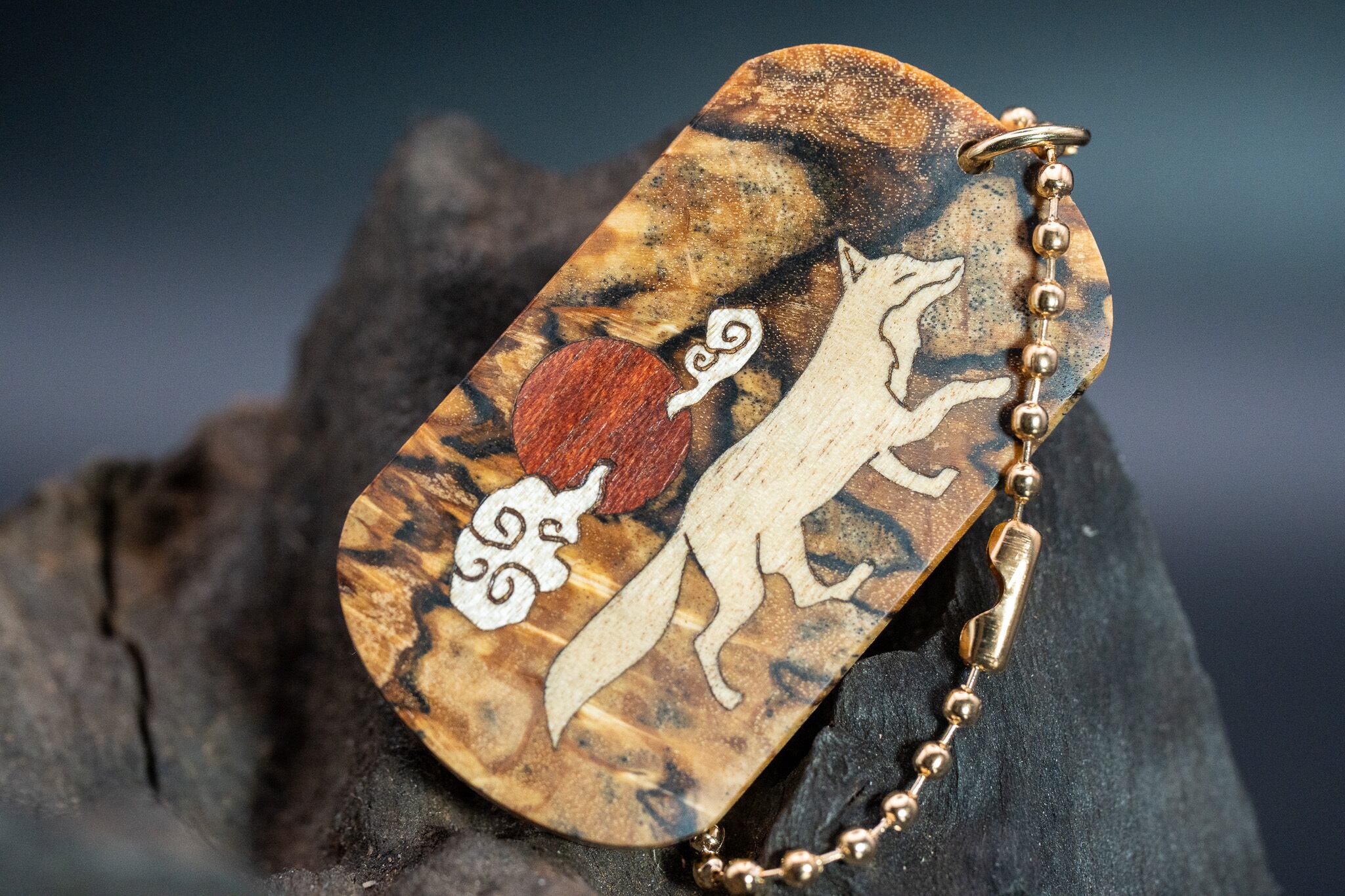 【 北欧の銘木 】スポルテッドマスールバーチドッグタグ 象嵌 十五夜きつね