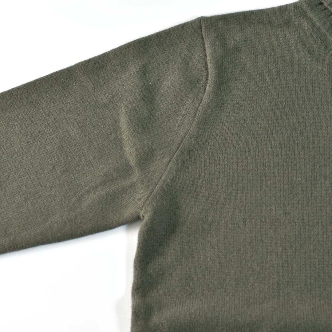 mooncastle ムーンキャッスル カシミア・シルク・ウールタートルネックセーター・モスグリーン 柔らかいラムウールにカシミアとシルクをブレンドしたニットです【送料無料】