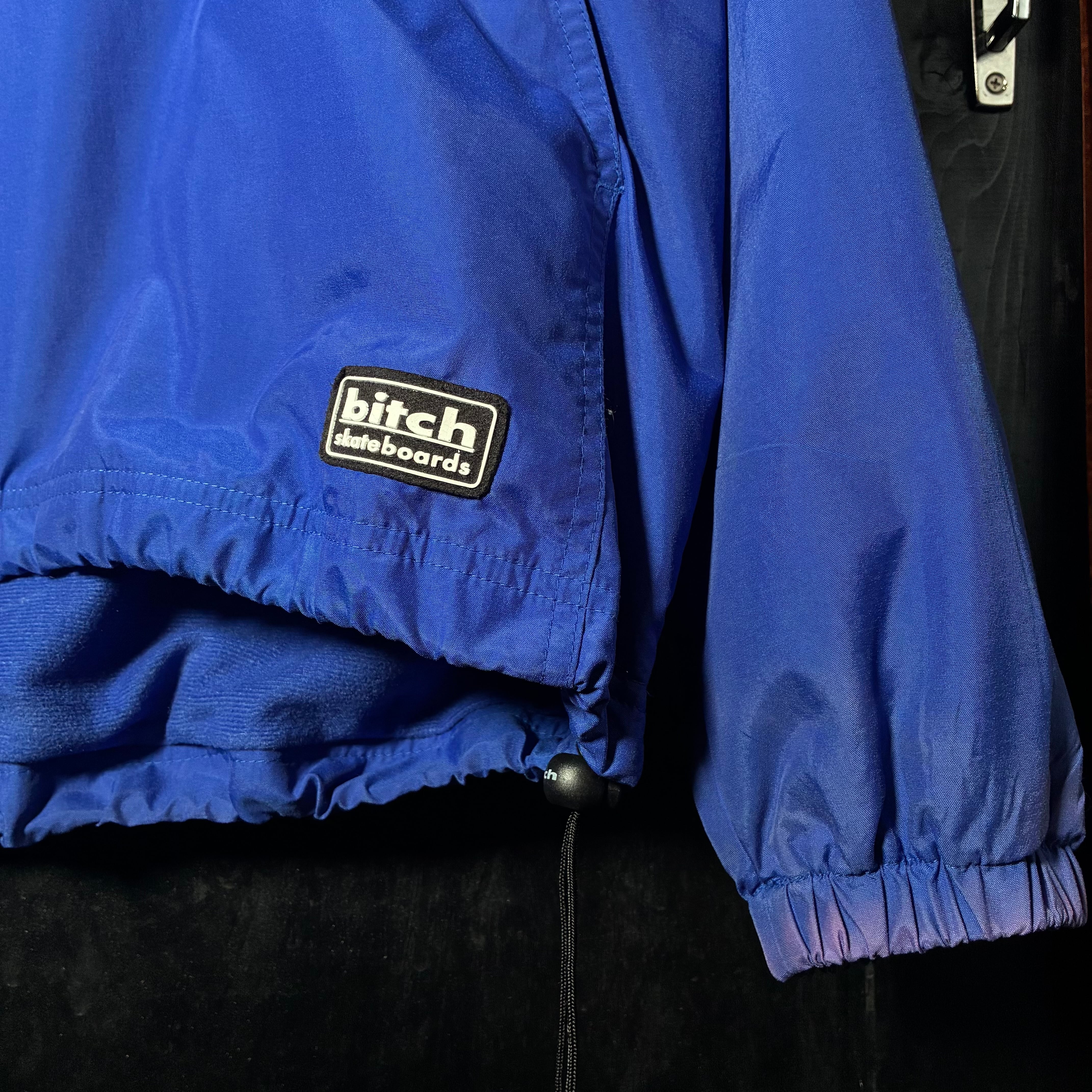 bitch skateboards ナイロンアノラックフーディー ブルー ビッチ