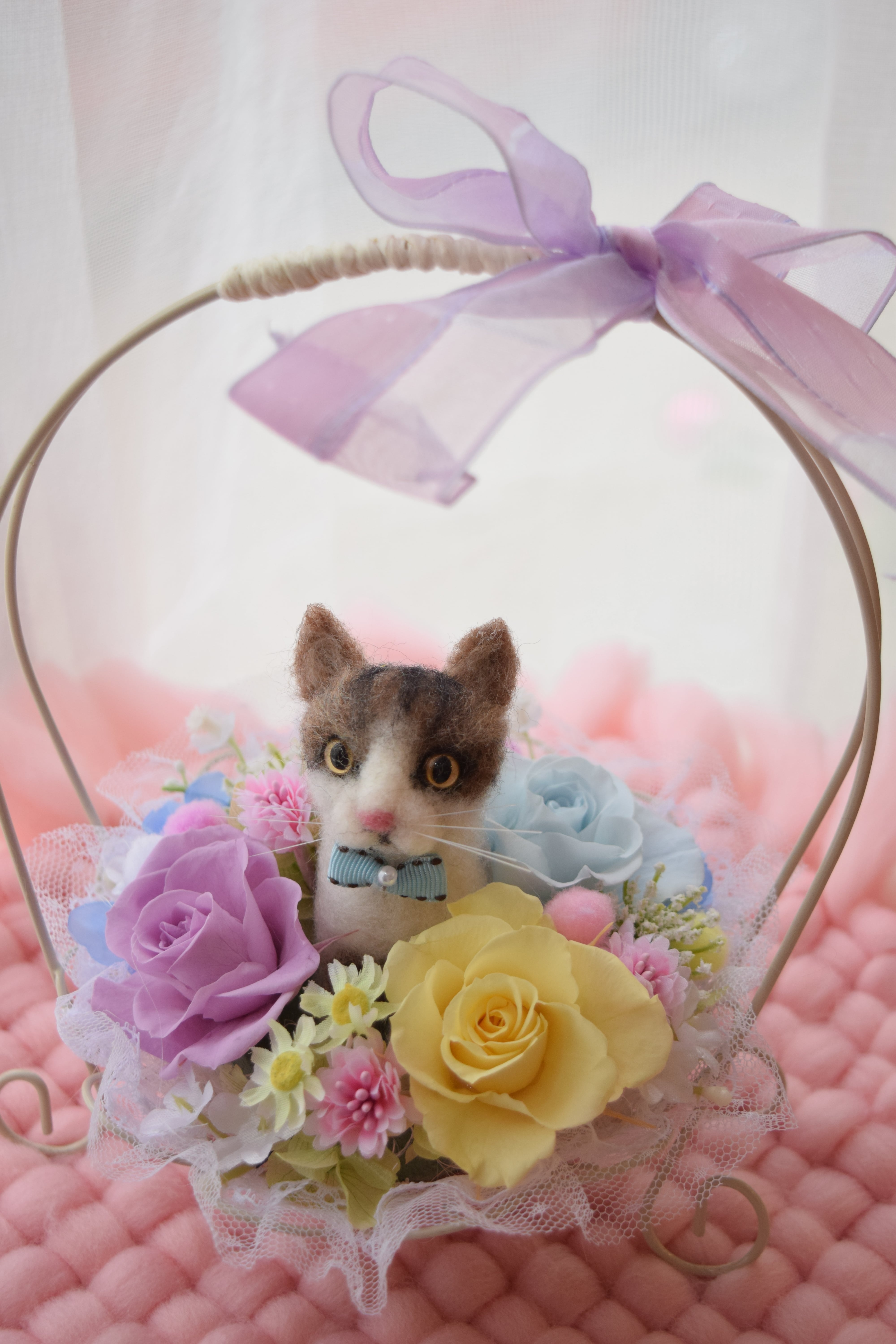 ドールとお花3輪他アートフラワー（ワイヤー籠）【 オーダーメイドで