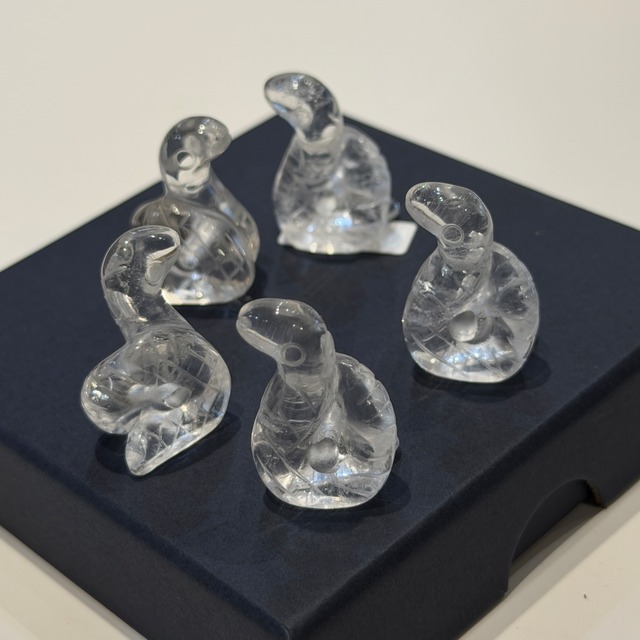 【再生と浄化を願う】天然水晶 蛇の彫刻置き物 約17×12×27mm【O8011】