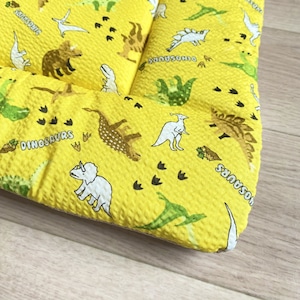 【猫用 通年用ベッド(フック付き!)】蒸れにくい!子猫~年配猫まで使いやすいメッシュベッド(イエロー恐竜柄/ベージュ),イタズラ防止のフック付き,丸洗い可能!