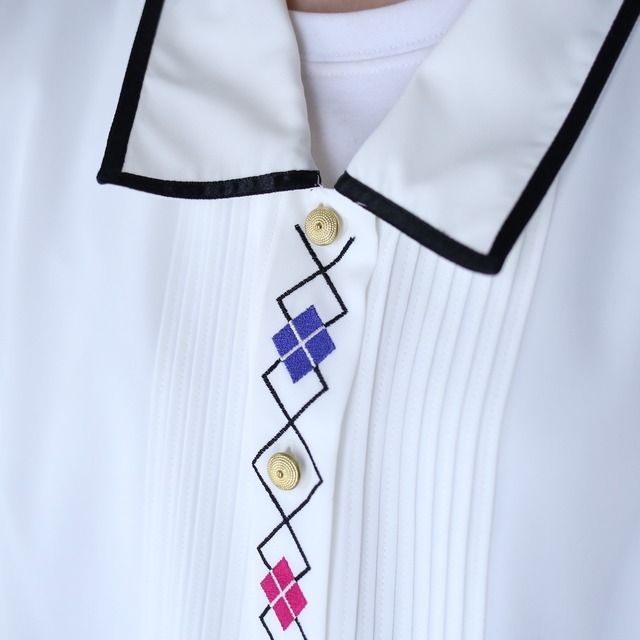 "刺繍" colorful diamond motif and pleats design over silhouette shirt