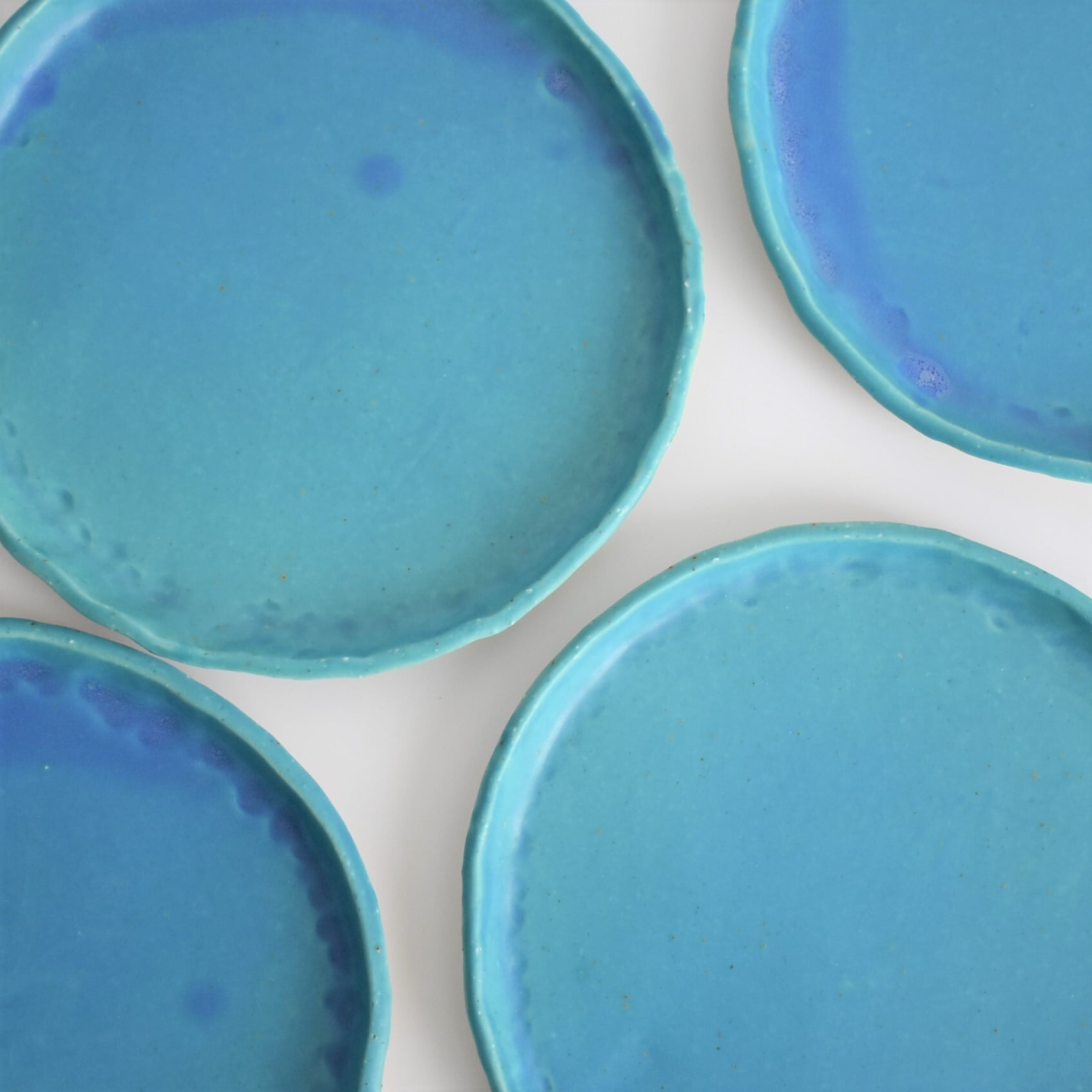 縁がなみなみした丸いプレート大皿(マット/水色/青/トルコブルー/白