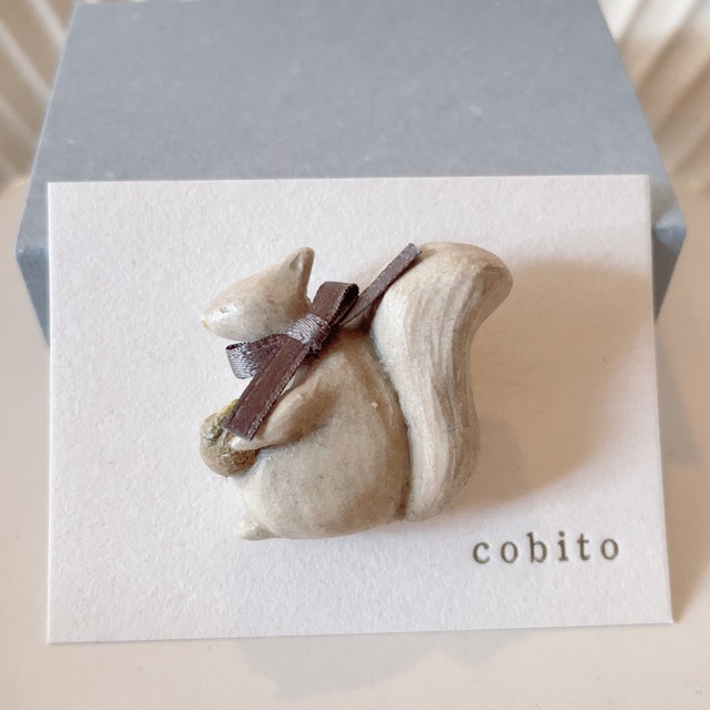cobito /カゴを持つリス・ミモザ（ブローチ）