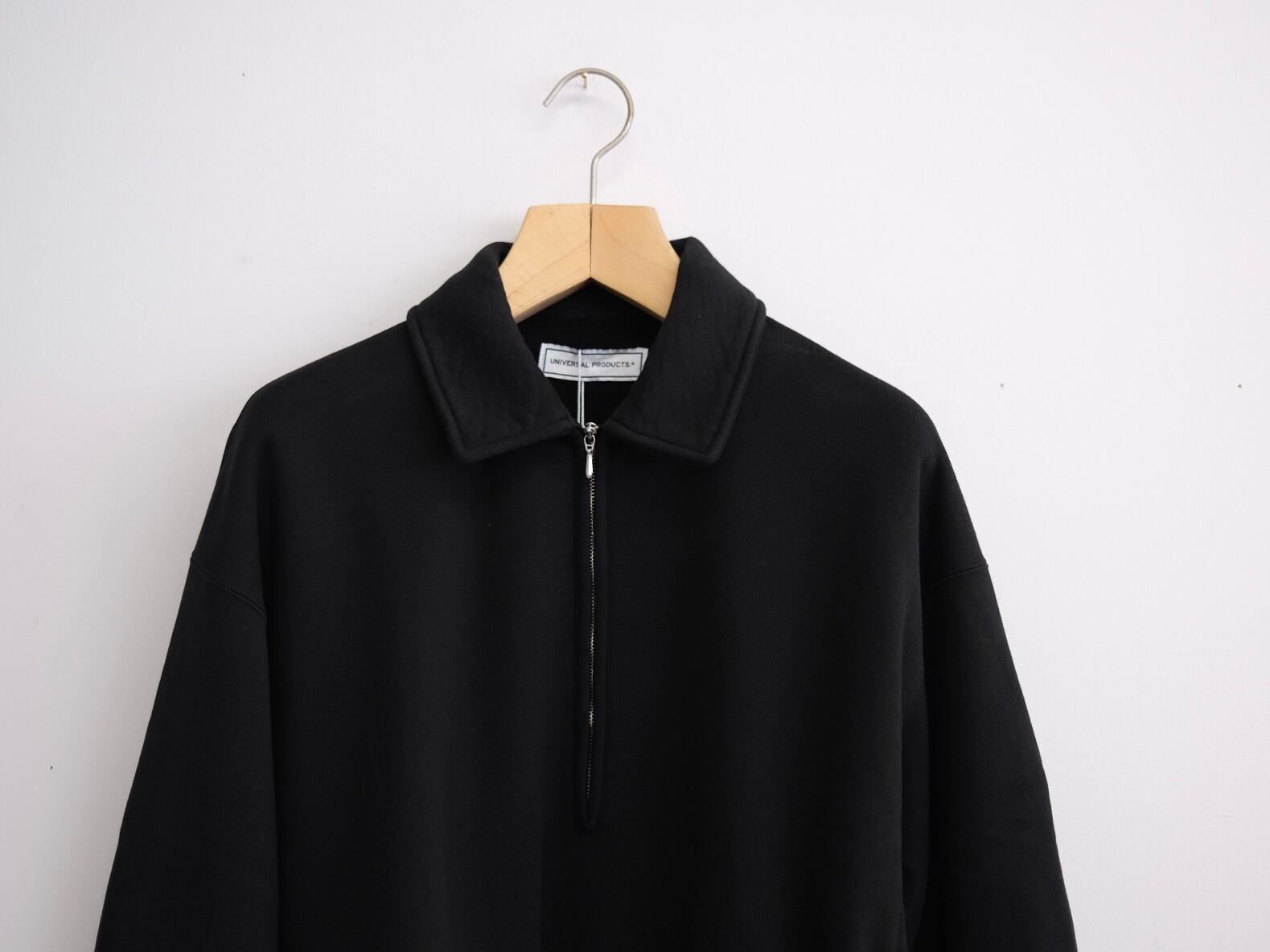 UNIVERSAL PRODUCTS.” JUMBERCA HALF ZIP SWEAT BLACK” | Lapel online