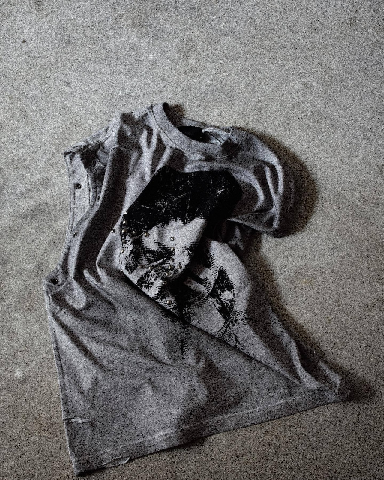 【TH4SWE】Dark Graphic Studded Distressed Tank Top