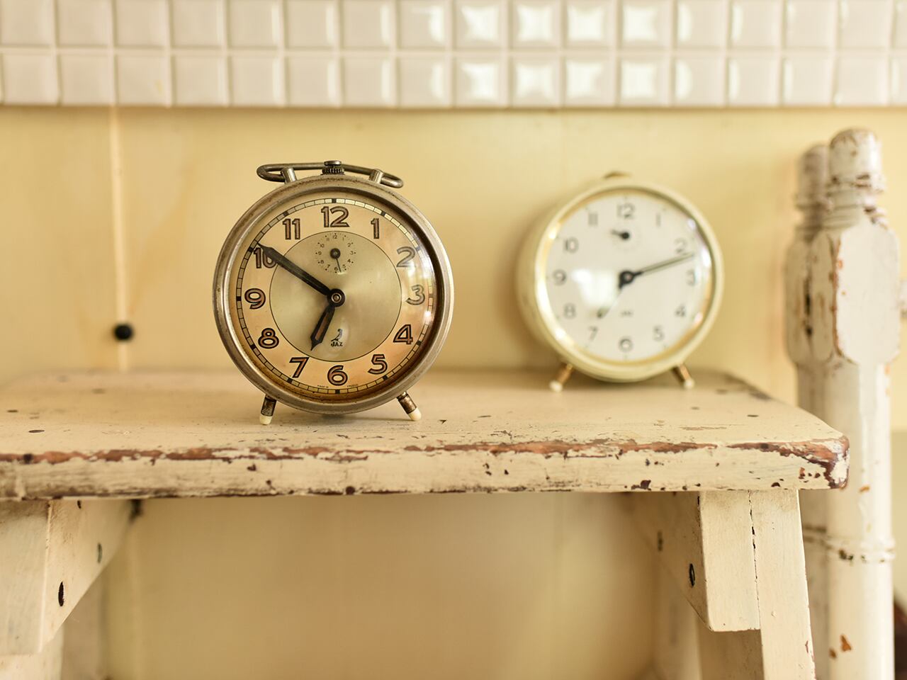 真鍮色がシックで雰囲気のあるJAZ 置き時計(実働)フレンチブロカント