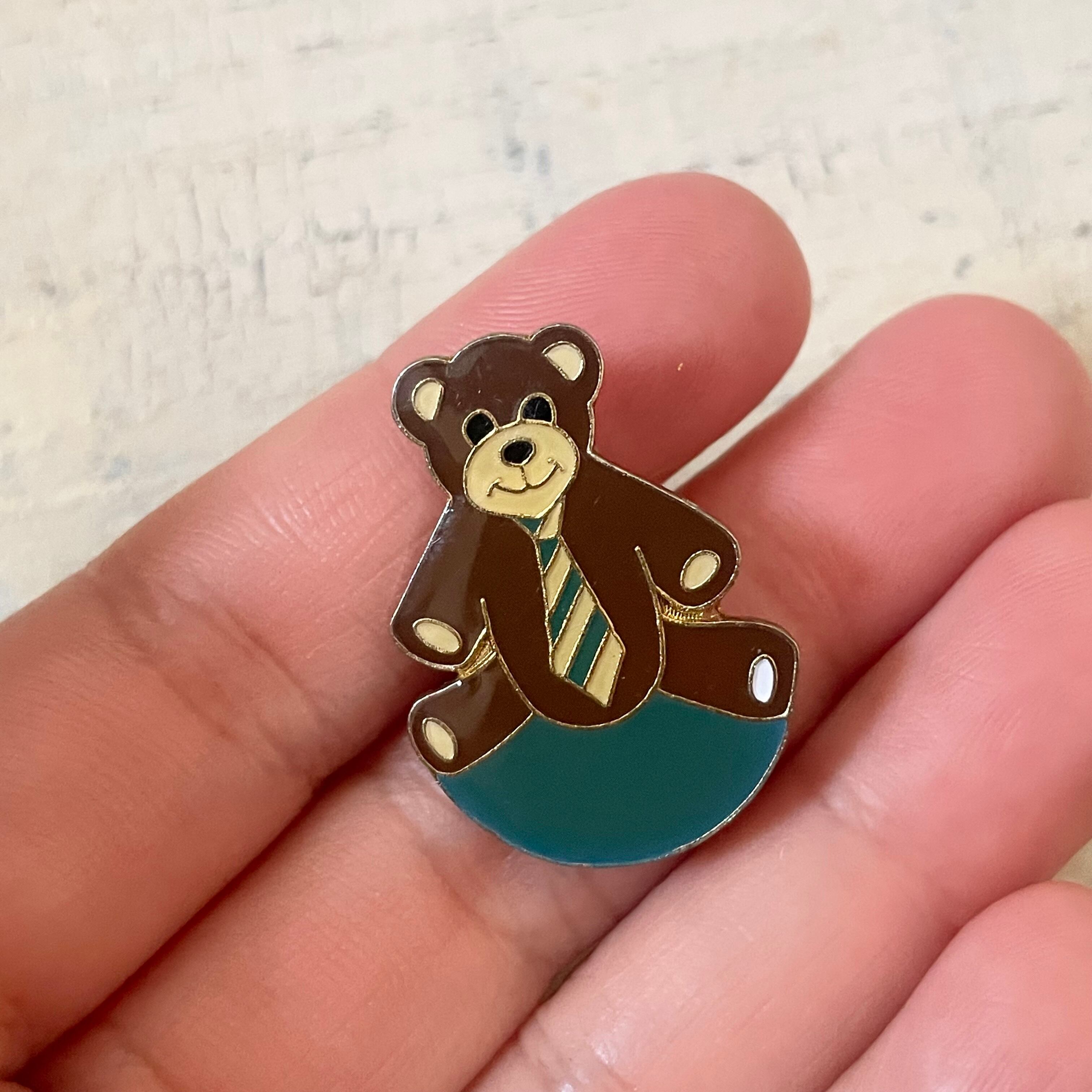 ネクタイをするクマのピンズ