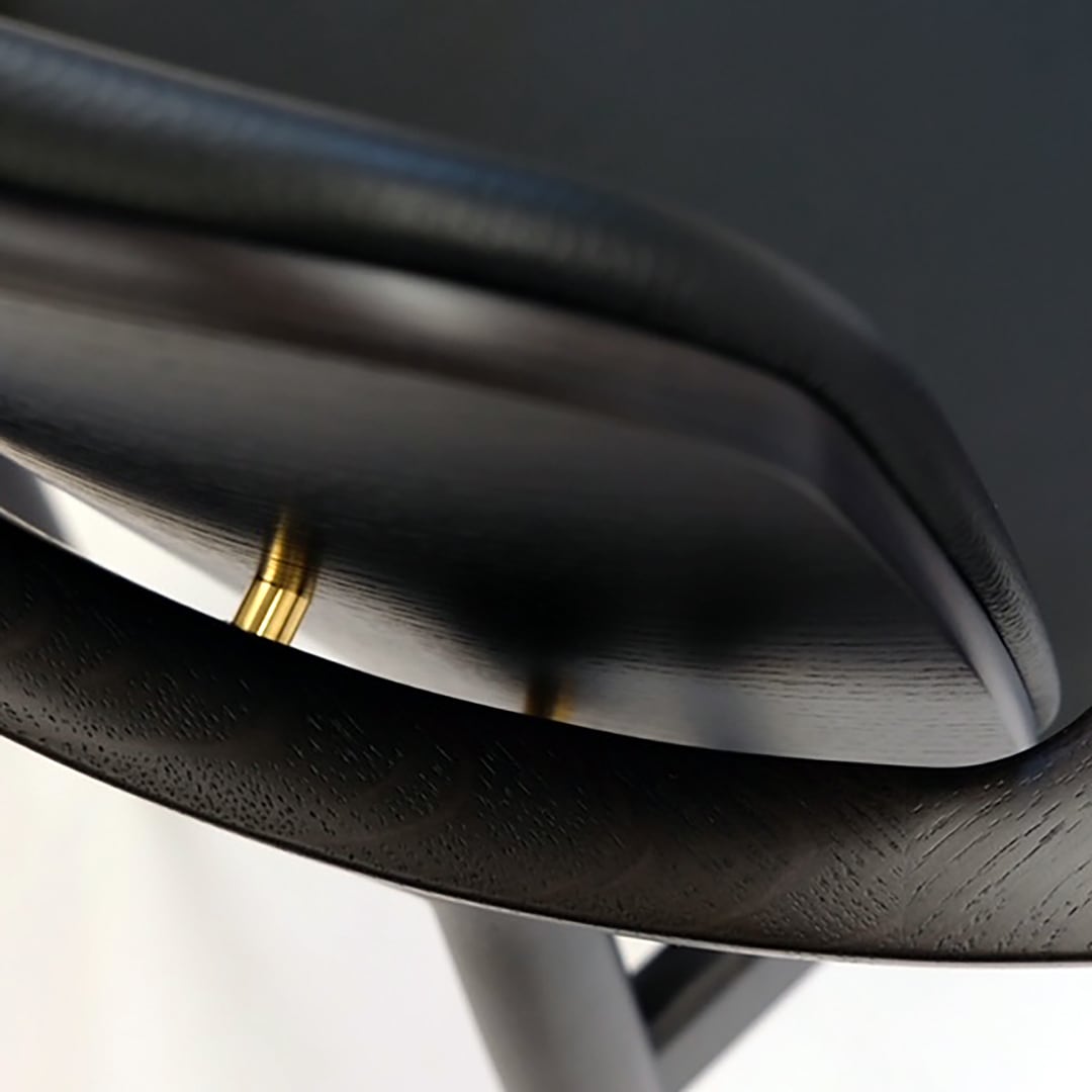 コチ アームチェア オーク黒塗装 エンボスレザーBLACK［リアル