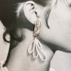 ベルベットリボンの花びら 揺れるピアス／イヤリング｜ホワイト・淡色アクセ｜サムネイル2