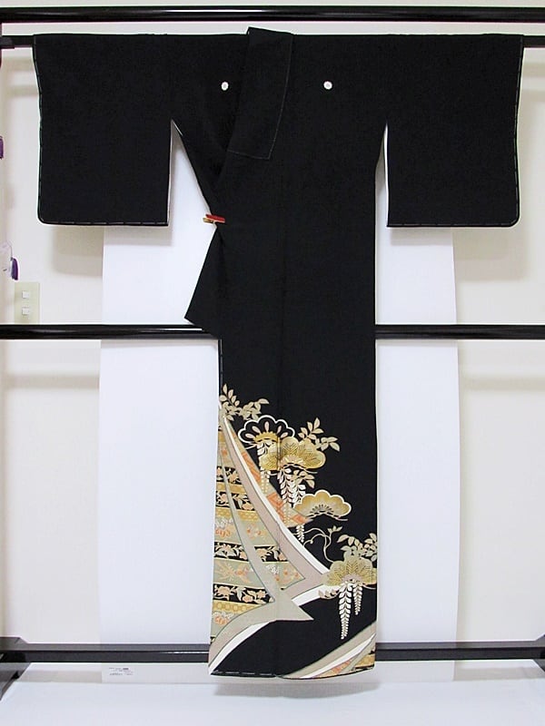黒留袖 一越 未使用 仕付け 正絹比翼 刺繍 几帳波取り 光琳松に 黒留袖 一越 未使用 仕付け 正絹比翼 刺繍 几帳波取り 光琳松に