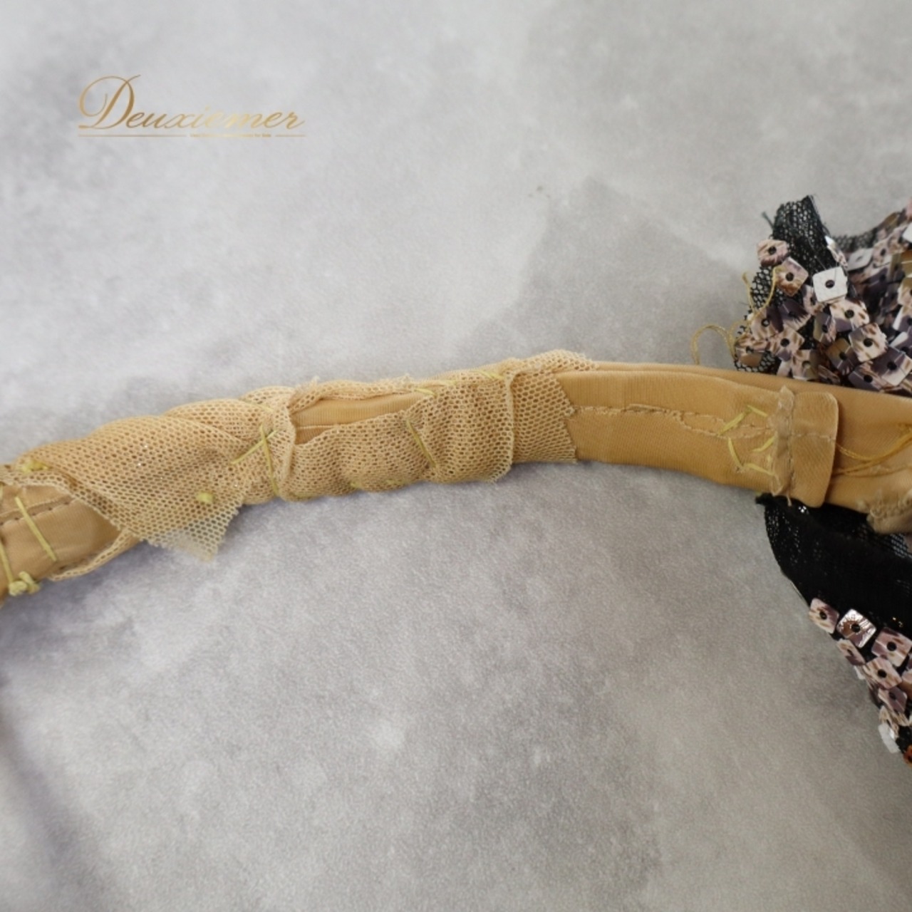 ベリーダンス オリエンタル 衣装 上下セット クイーン Queen イエロー系 トップス スカート 黄 黒 花 ラインストーン スパンコール 豪華 装飾 キラキラ ステージ イベント ダンス衣装 ブラック系