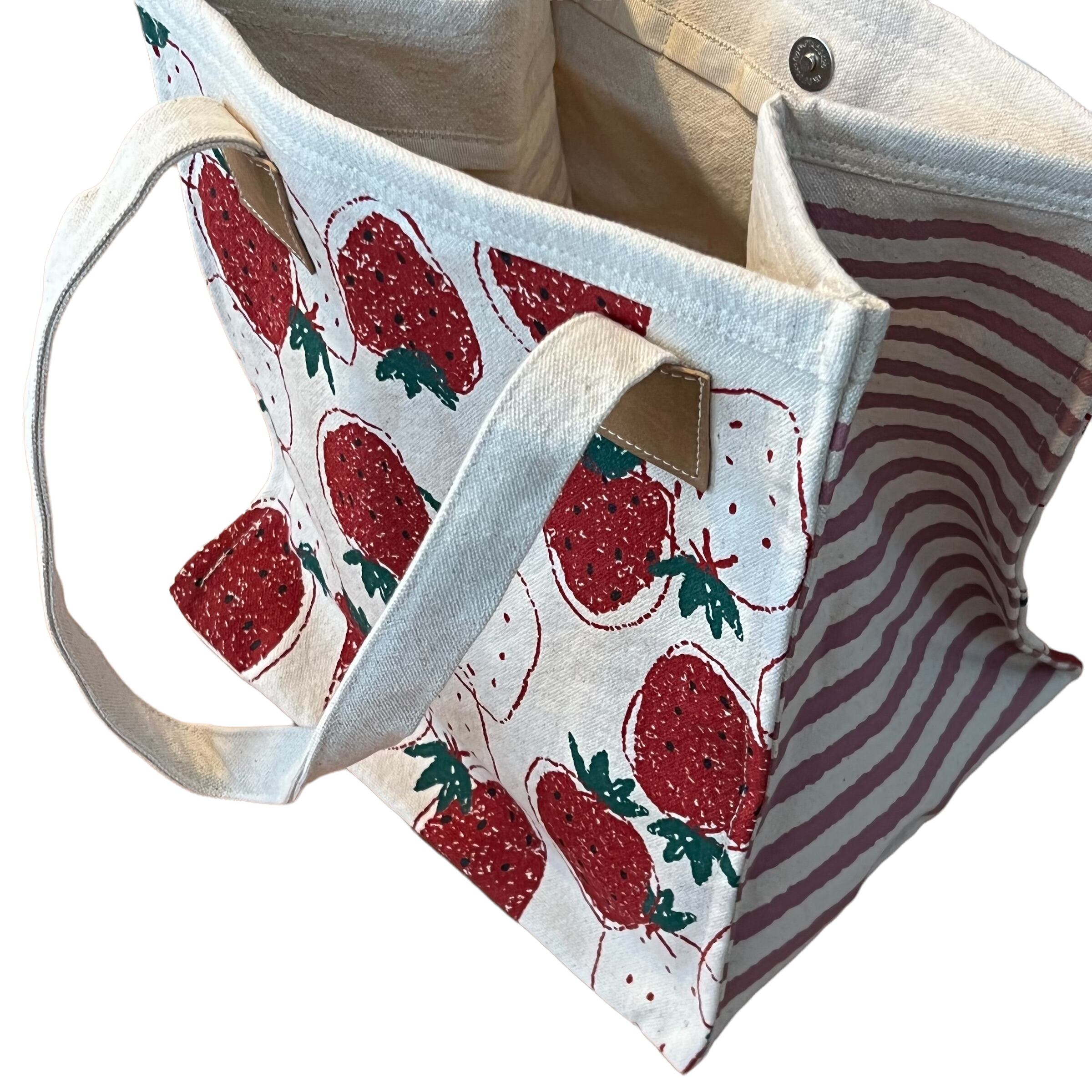 クロネコのたまイチゴ柄トートバッグ