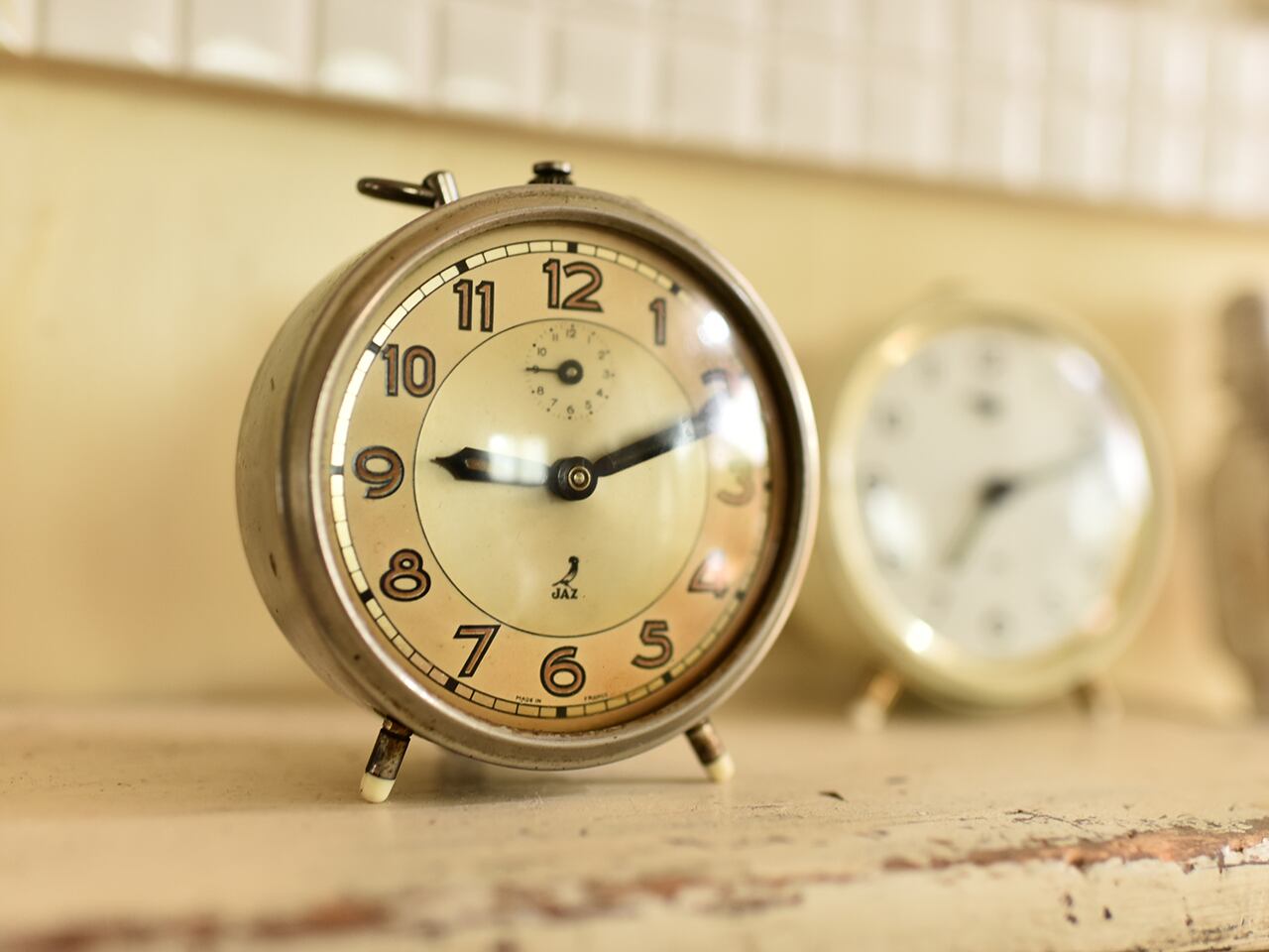 真鍮色がシックで雰囲気のあるJAZ 置き時計(実働)フレンチブロカント