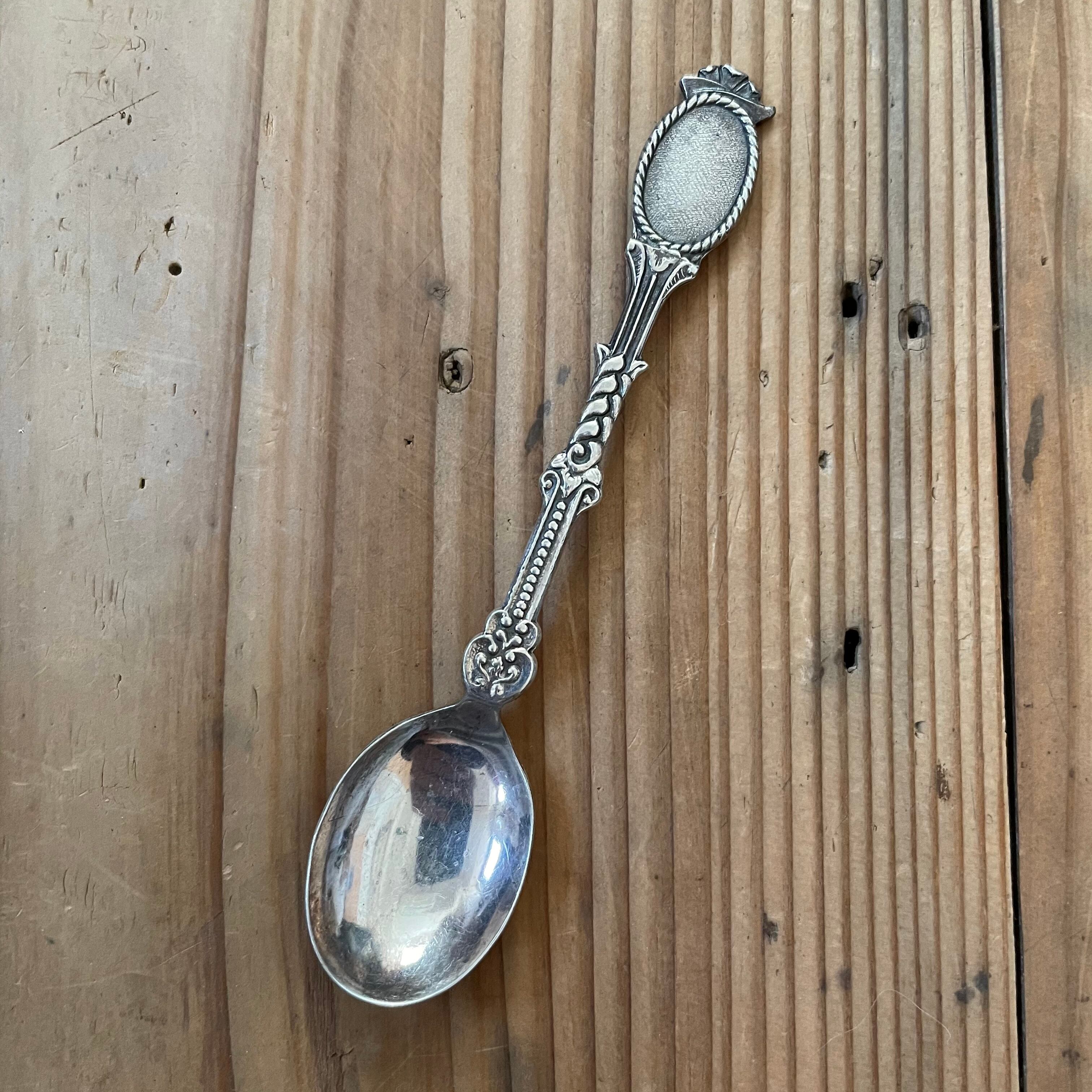 フレームモチーフのティースプーン