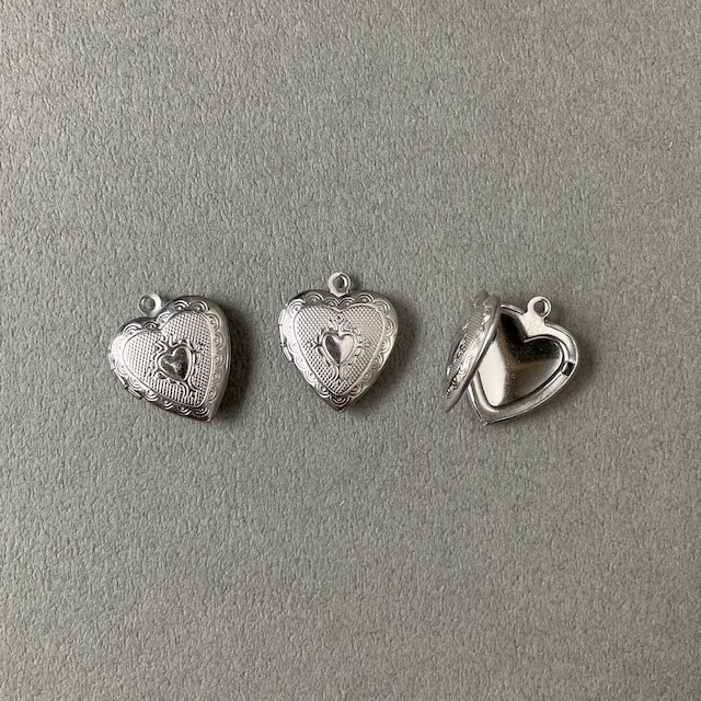 スカラップハート模様のハートロケットチャーム