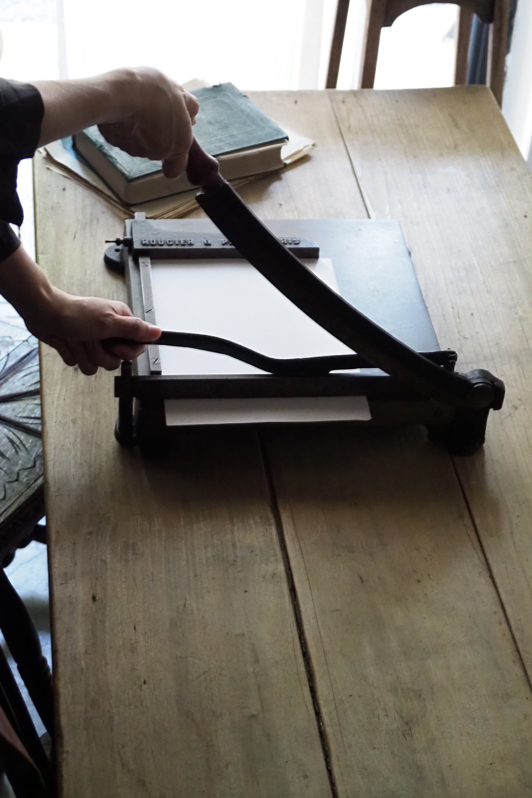 19世紀末.パリの紙裁断機/ペーパーカッター-antique paper cutter