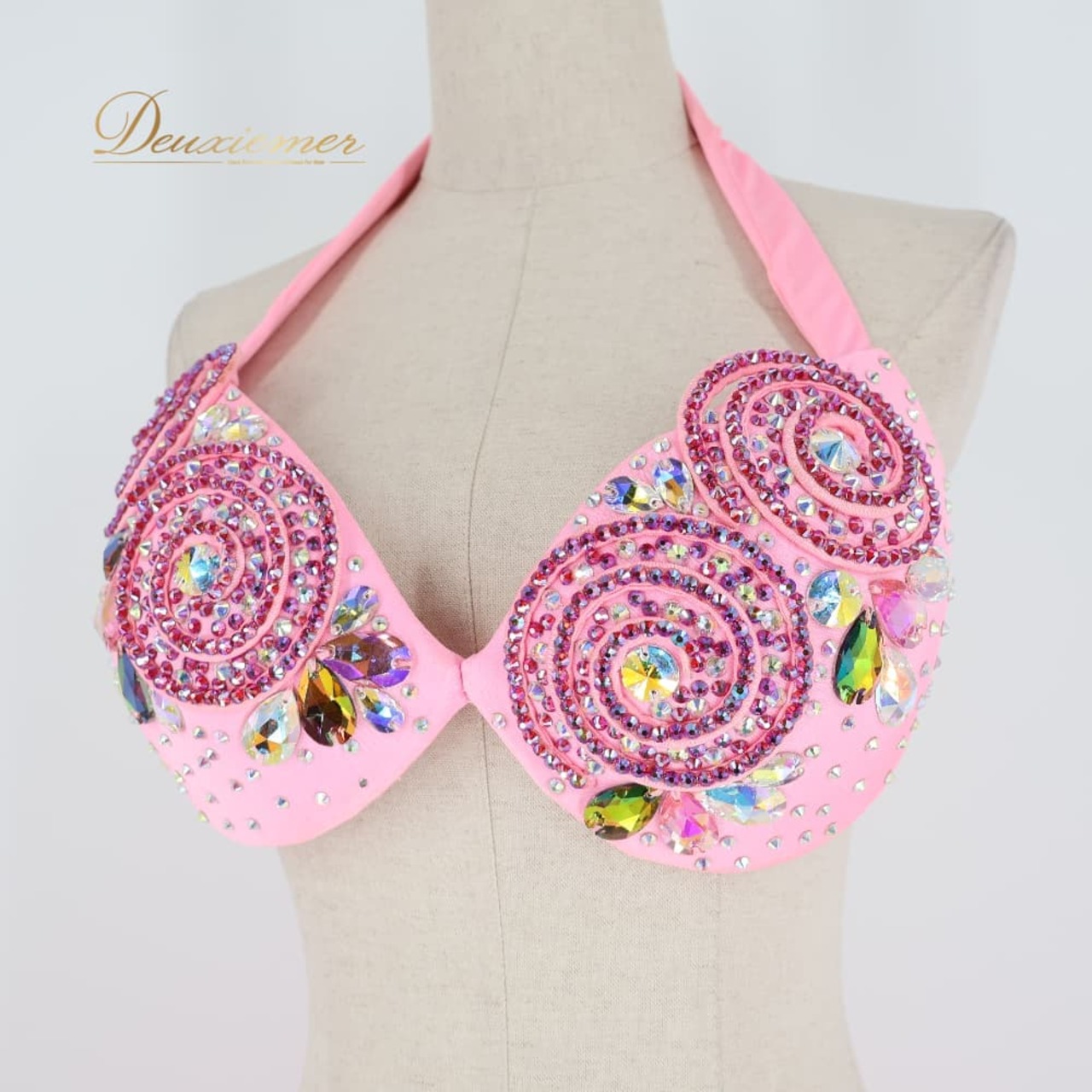 ベリーダンス オリエンタル 衣装 上下セット ピンク系 ポリーナ POLINA トップス スカート ベルト ラインストーン 装飾 豪華 明るい かわいい 華やか ダンス衣装 イベント ステージ 鮮やか スリット フリル