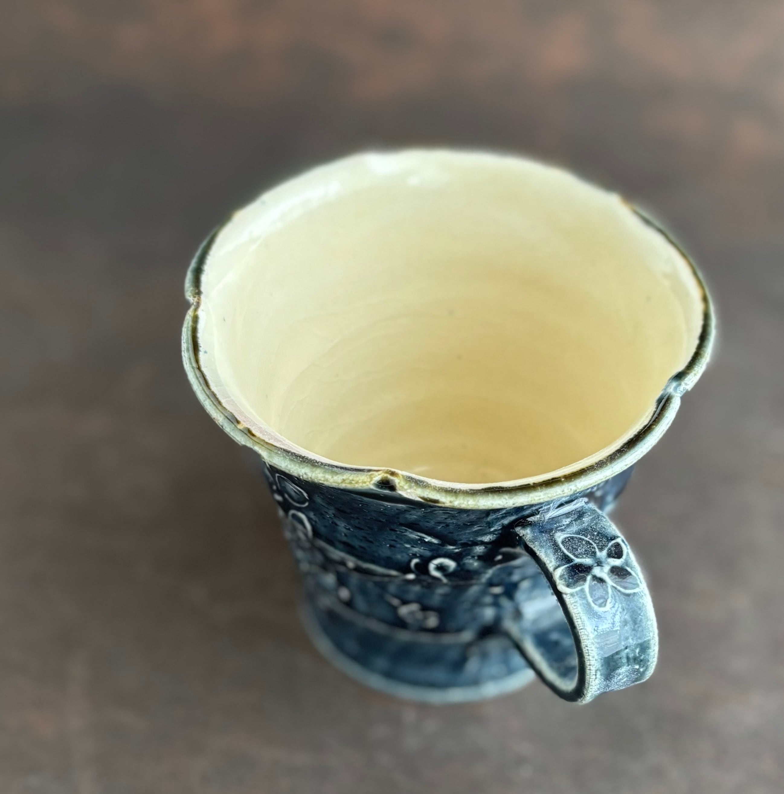 土和のルリエフ　藍釉　お花形マグカップ