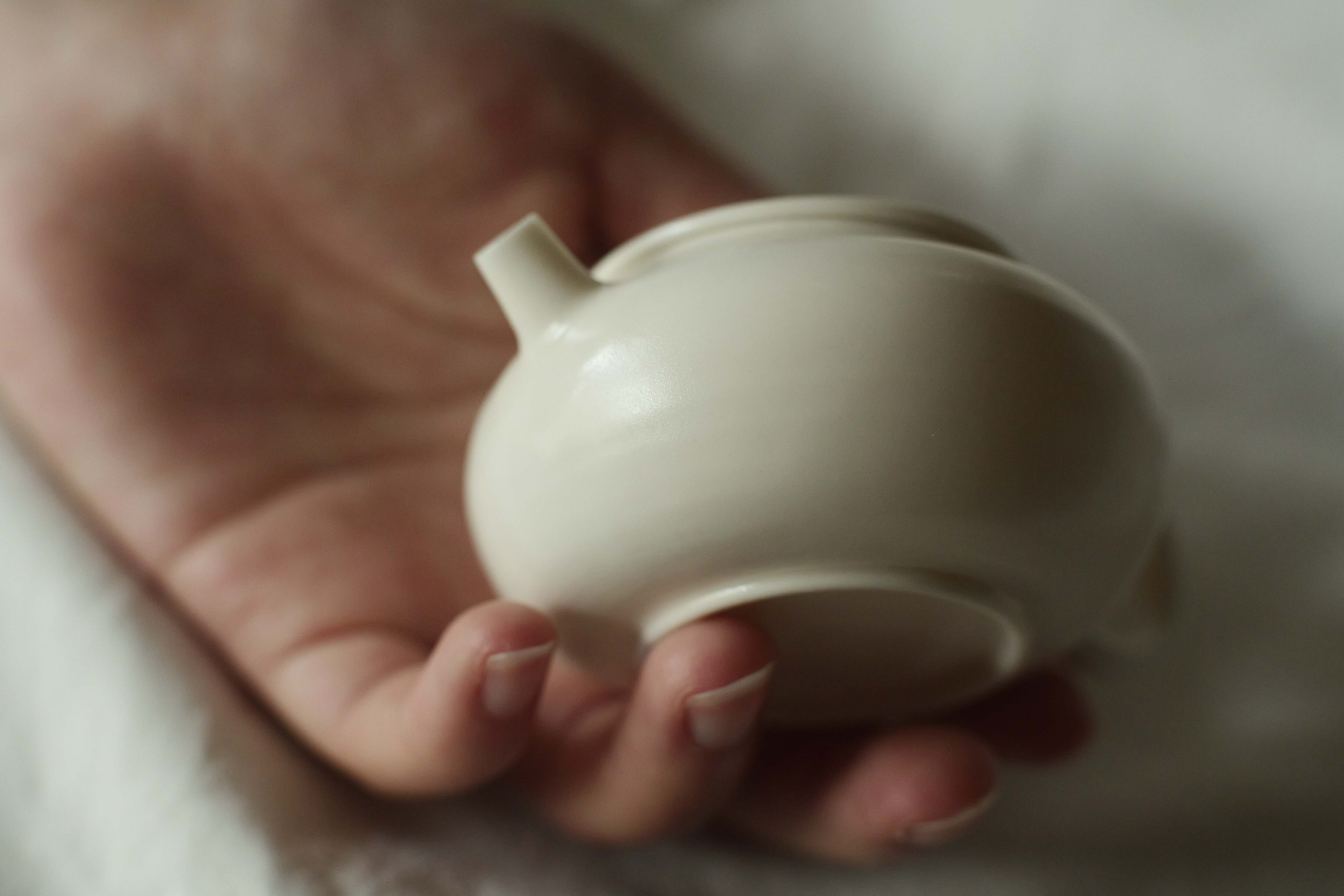 徳化薄胎薪窯白磁茶壺 長月黄（ろくろ引き/満水容量85cc） | 北白川糕糰店