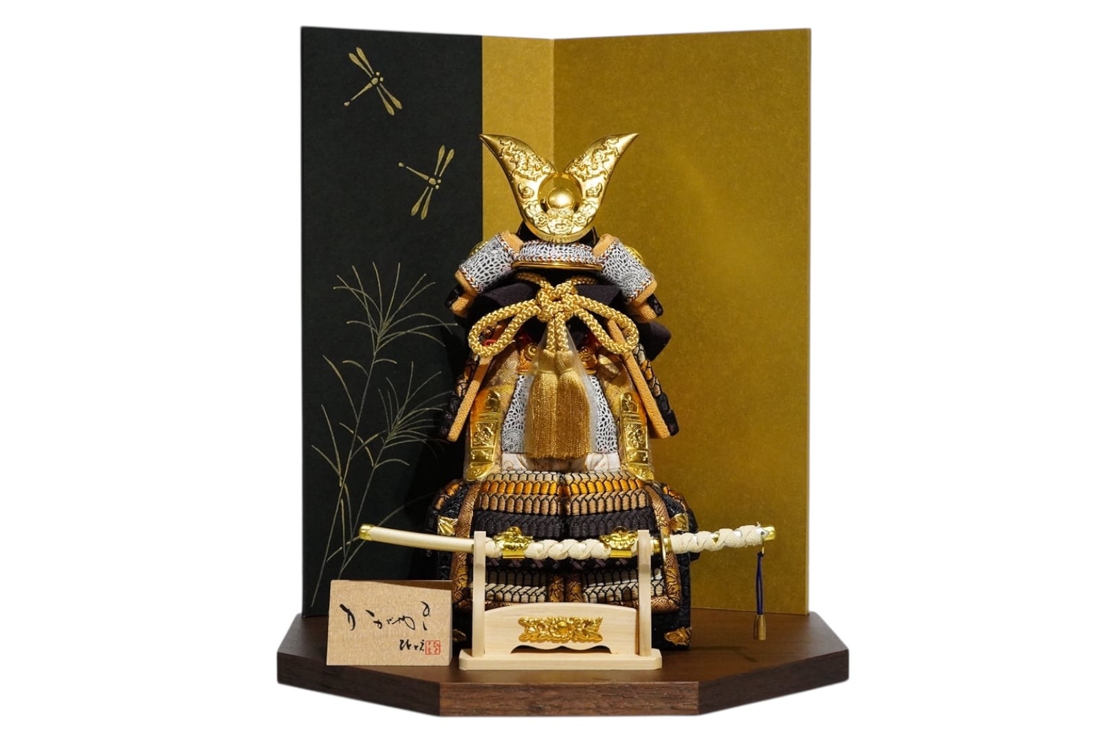 武具の鎧飾り 金色 伝統的なデザイン 武具の鎧飾り 金色 伝統的なデザイン 五月人形 鎧平飾り 鎧