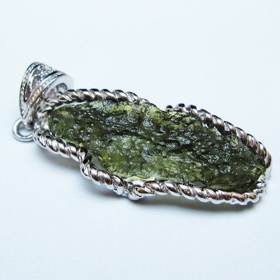 モルダバイト ペンダント モルダウ石 ペンダントトップ 原石 一点物 メール便可 [M便 1/20] 199-549