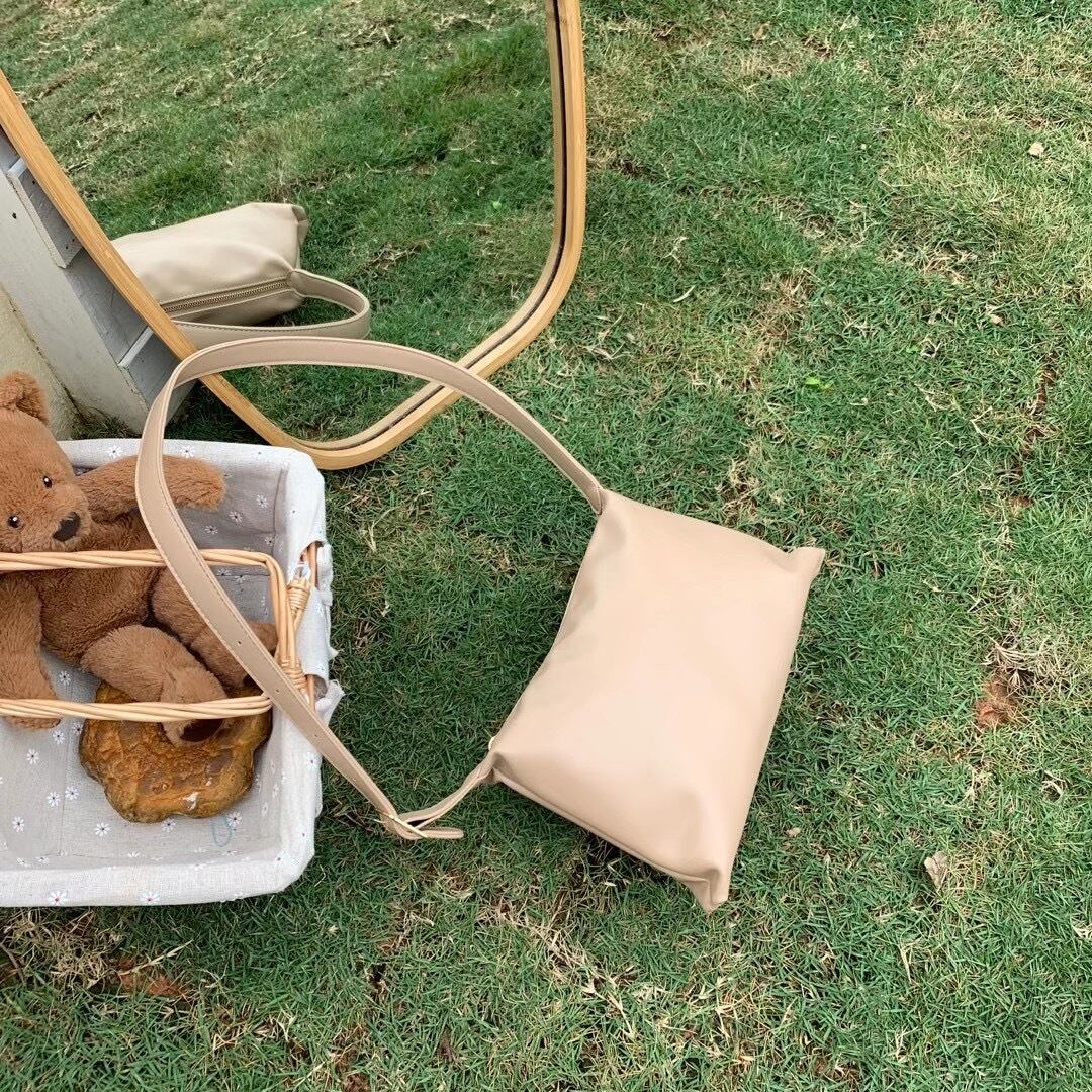 シンプルショルダーバッグ