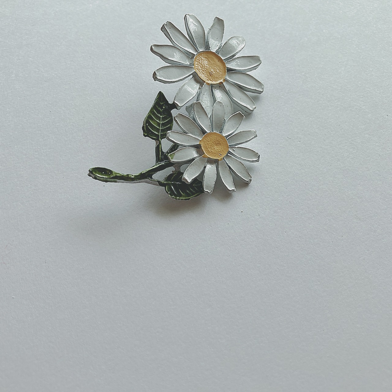 Vintage 60s - 70s white yellow green enamel margaret flower brooch 