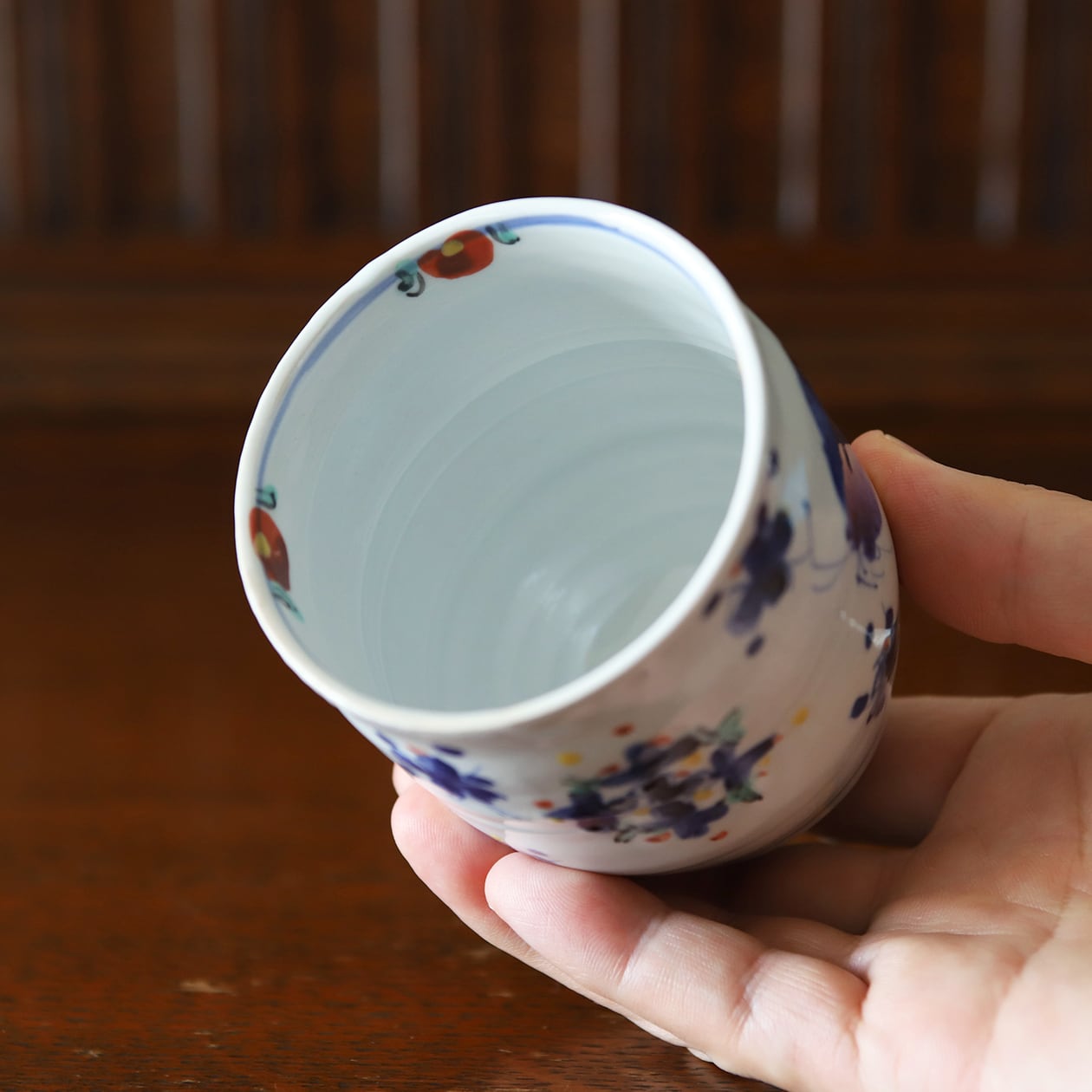 松尾貞一郎 ｜ 湯呑（染錦花蝶紋）貞土窯・有田 | にっこう生活館