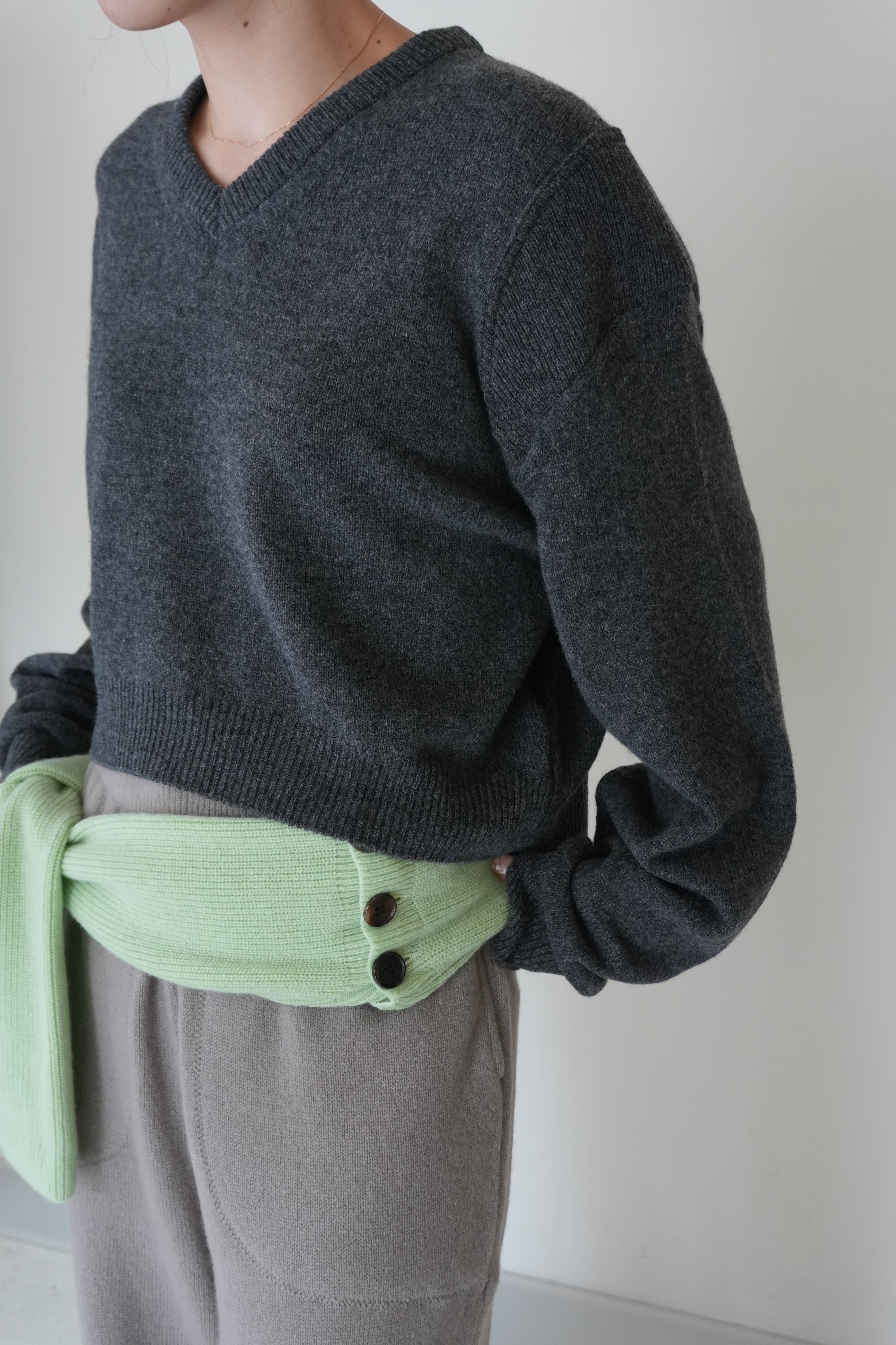 【 KAYLE 】PATCH PANEL V NECK KNIT(CHARCOAL)